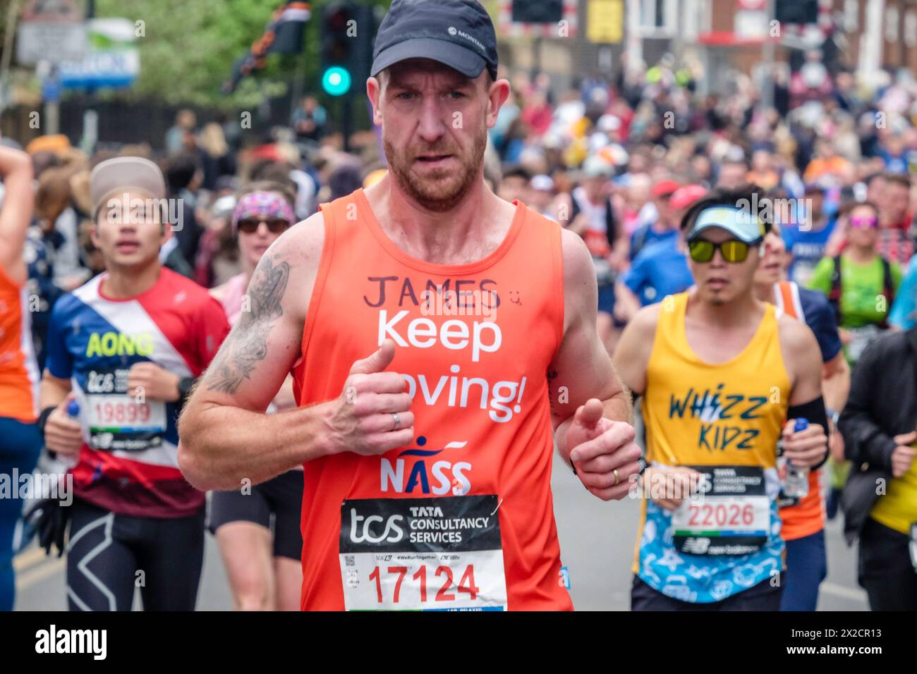 London Marathon 2024: Läufer, der am London Marathon teilnimmt, um NASS-Wohltätigkeitsorganisationen zu unterstützen. Stockfoto