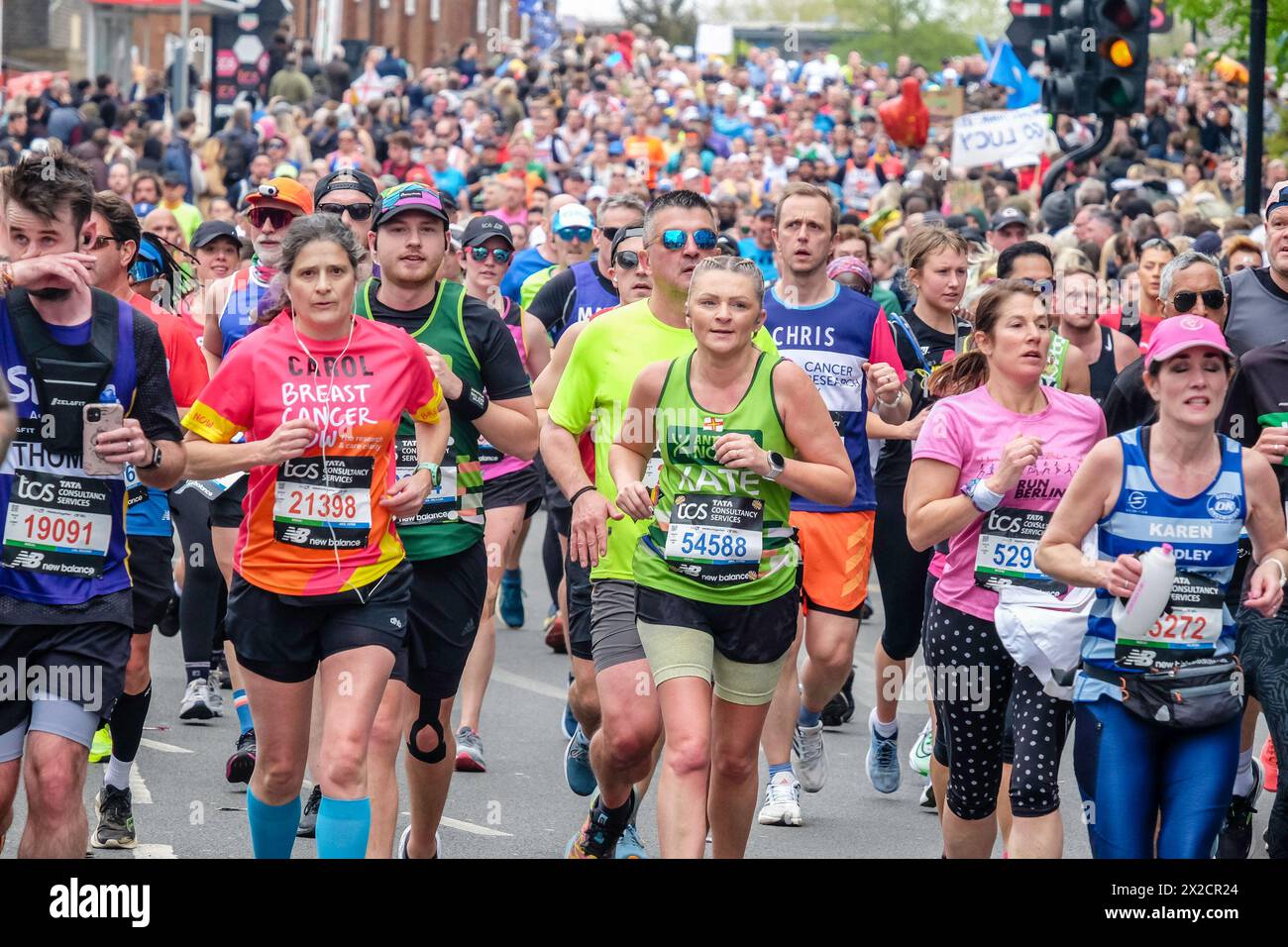 London Marathon 2024: Die Masse der Läufer findet ihren Weg durch Greenwich während des London Marathon. Stockfoto
