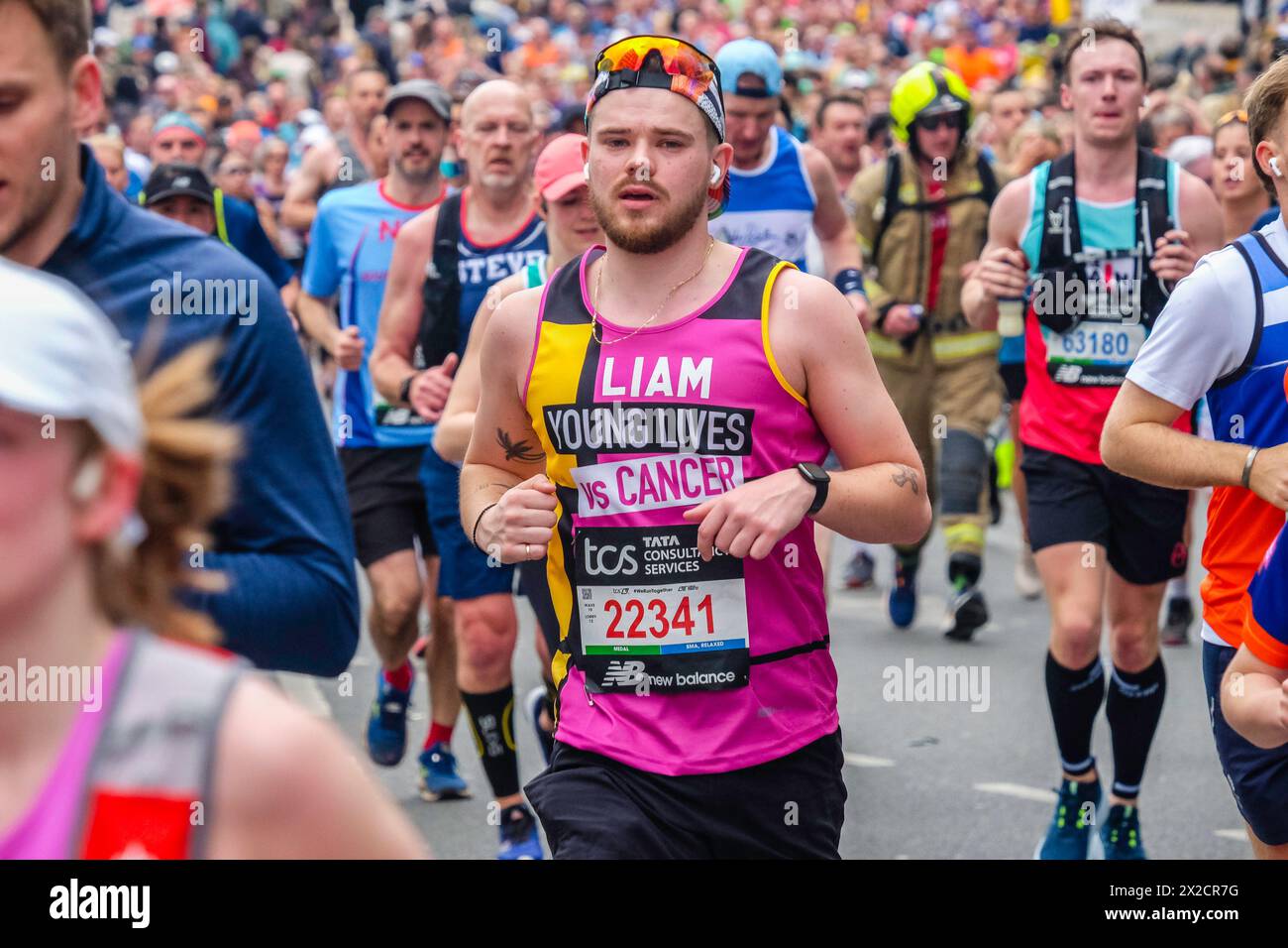 London Marathon 2024: Teilnehmer, die im Rahmen der gemeinnützigen Organisation Aid of Young Lives vs Cancer auf der Route des London Marathon laufen Stockfoto