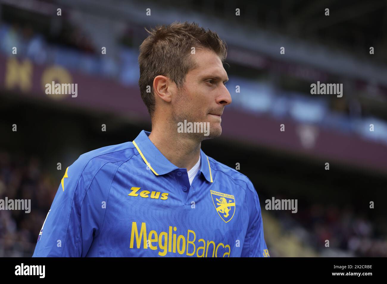 Turin, Italien. April 2024. Simone Romagnoli von Frosinone Calcio tritt für das Spiel der Serie A im Stadio Grande Torino in Turin ein. Der Bildnachweis sollte lauten: Jonathan Moscrop/Sportimage Credit: Sportimage Ltd/Alamy Live News Stockfoto