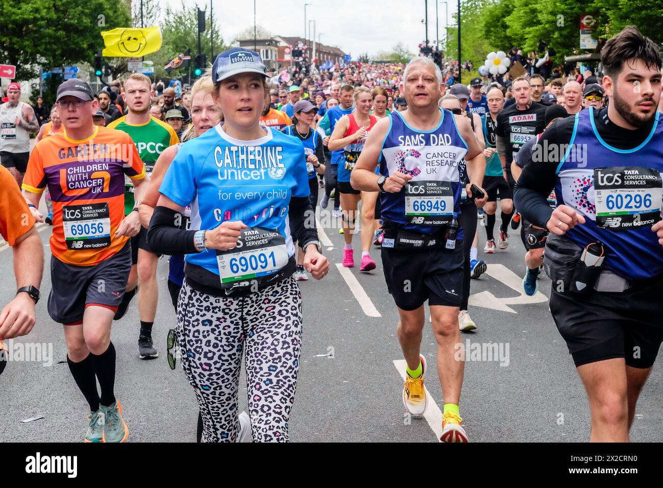 Läufer auf der Route des London Marathon 2024, die zur Unterstützung von Wohltätigkeitsorganisationen und guten Zwecken laufen. Stockfoto