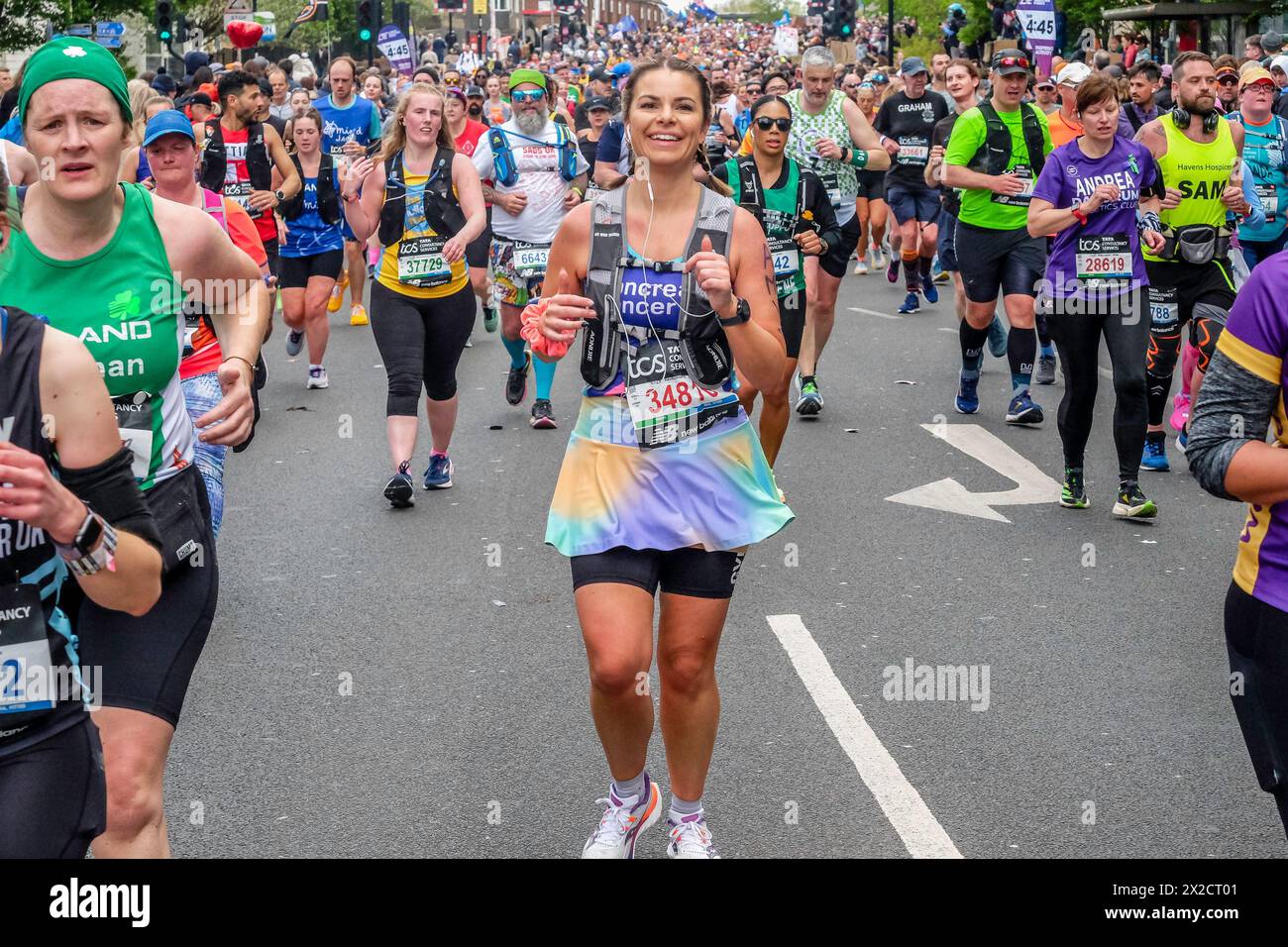 London Marathon 2024: Teilnehmer, die zur Unterstützung der Wohltätigkeitsorganisation für Bauchspeicheldrüsenkrebs auf der Route des 44. London Marathon laufen. Stockfoto