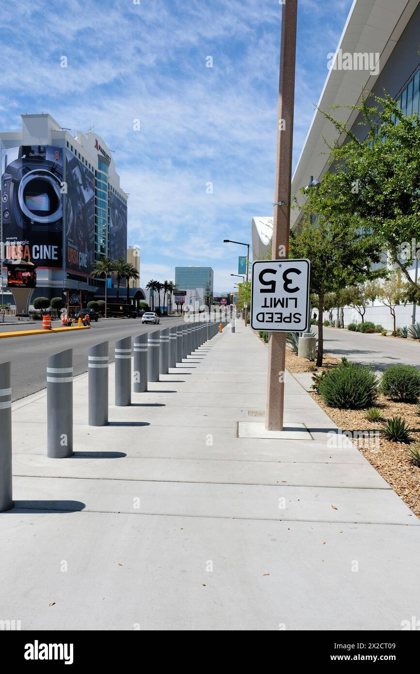 Umgedrehtes Geschwindigkeitsbegrenzungsschild in Las Vegas, Nevada; umgekehrtes Geschwindigkeitsbegrenzungsschild mit 35 Meilen pro Stunde auf einer leeren Straße und einem Bürgersteig. Stockfoto