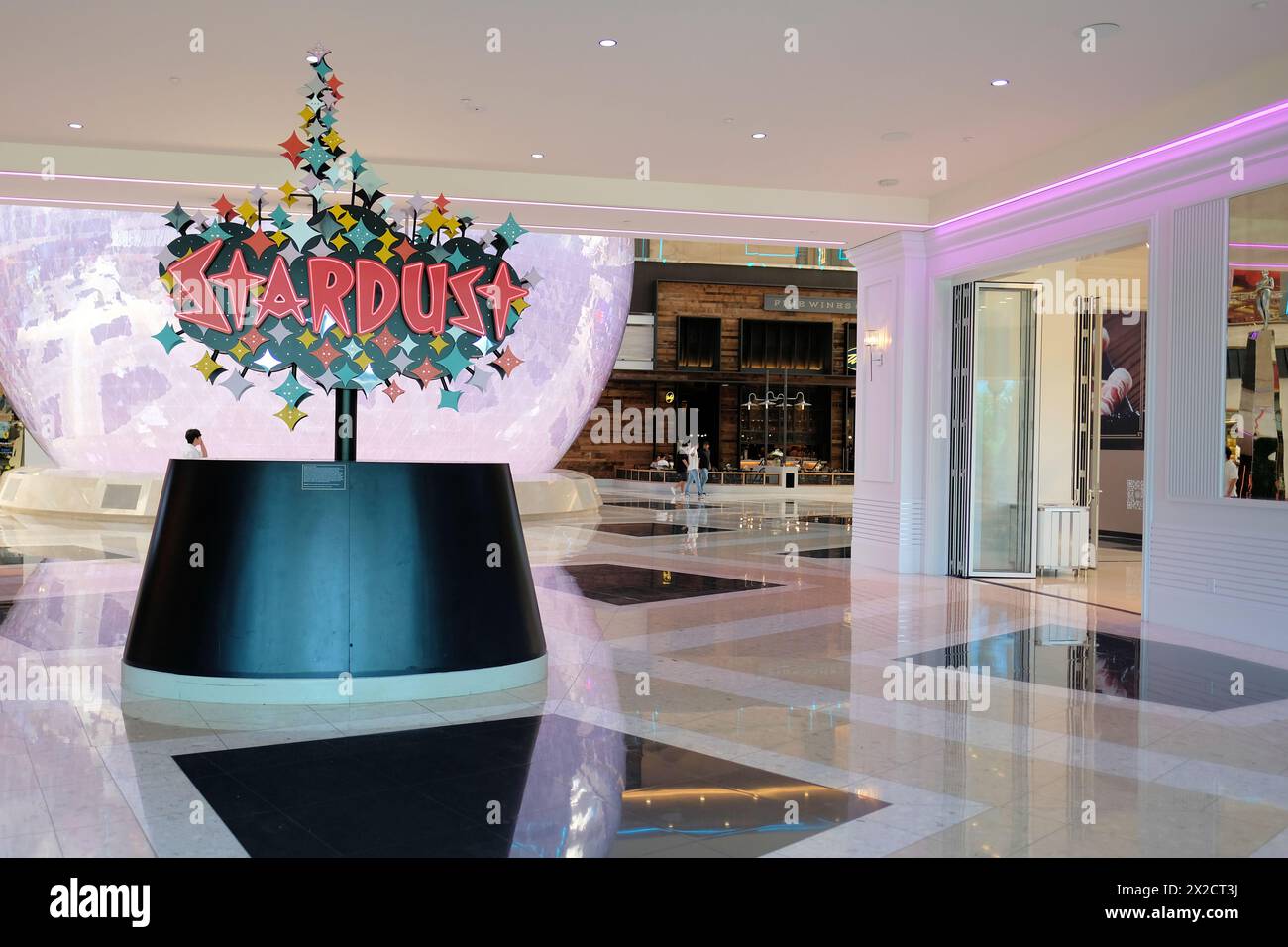Das District Shoppingviertel in Resorts World, Las Vegas, mit der Marquee Sculpture zu Ehren des ehemaligen Standorts des Stardust Resort and Casino. Stockfoto Das District Shoppingviertel in Resorts World, Las Vegas, mit der Marquee Sculpture zu Ehren des ehemaligen Standorts des Stardust Resort and Casino. Stockfoto