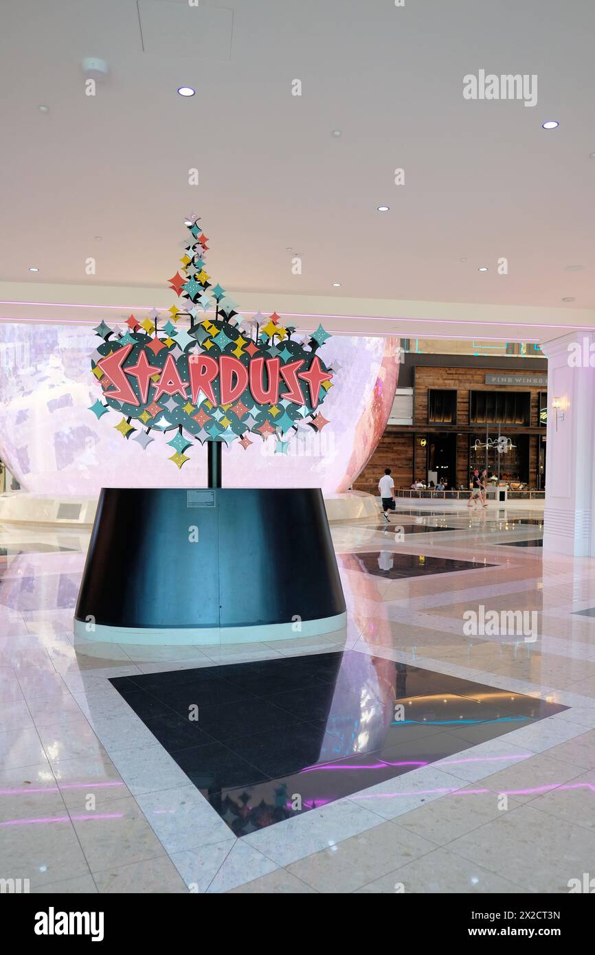 Das District Shoppingviertel in Resorts World, Las Vegas, mit der Marquee Sculpture zu Ehren des ehemaligen Standorts des Stardust Resort and Casino. Stockfoto Das District Shoppingviertel in Resorts World, Las Vegas, mit der Marquee Sculpture zu Ehren des ehemaligen Standorts des Stardust Resort and Casino. Stockfoto
