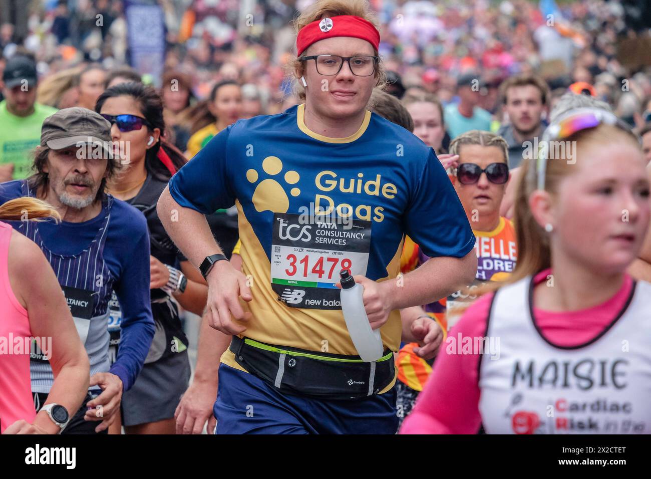 Teilnehmer am London Marathon 2024, der zu Hilfe der Hilfsorganisation Guide Dogs läuft Stockfoto