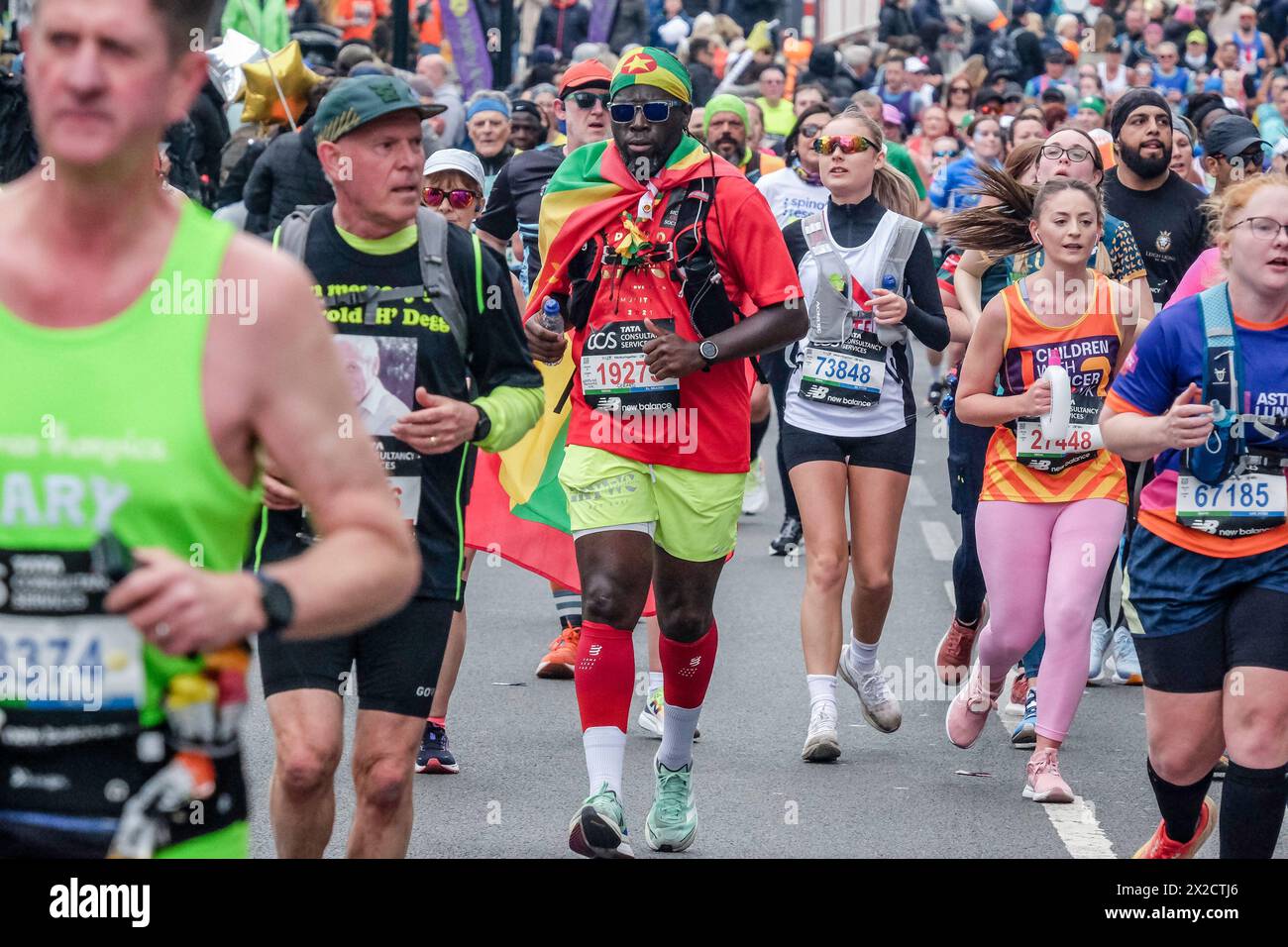 London Marathon 2024: Läufer in den Nationalfarben Grenadas beim London Marathon. Stockfoto