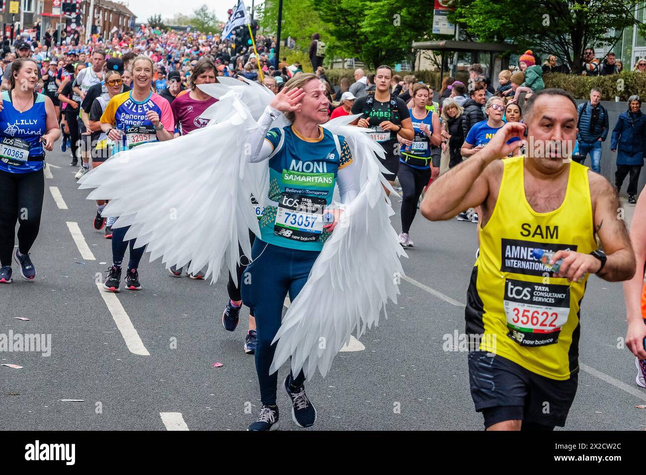 London Marathon 2024: Läuferin der Samaritans Charity, die ein weißes Flügelkostüm auf der Route des London Marathon trägt. Stockfoto