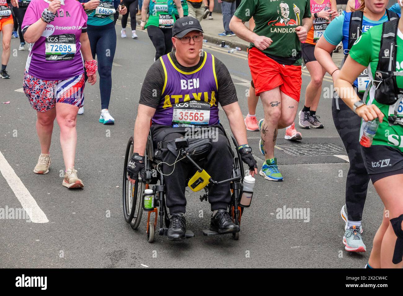 London Marathon 2024: Rollstuhlsportler auf der Route des London Marathon Stockfoto