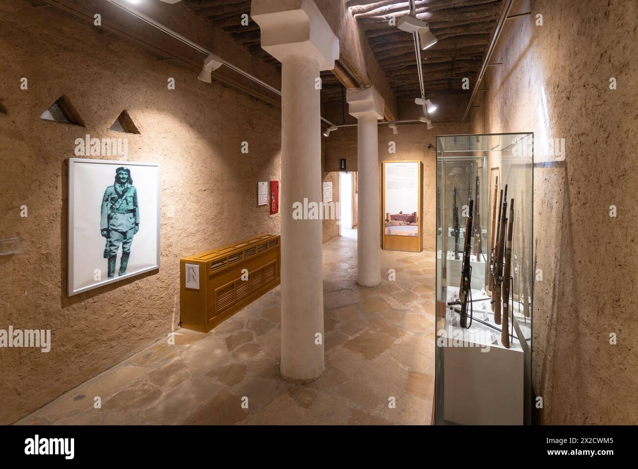 Riad, Saudi-Arabien - 10. Februar 2023: Alte Schusswaffen werden im Inneren des Masmak-Forts in der Altstadt von Riad in der Hauptstadt Saudi-Arabiens ausgestellt Stockfoto