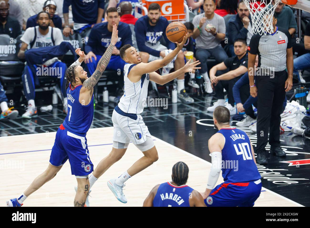 Los Angeles, Usa. April 2024. Dallas Mavericks' Dante Exum (C) geht an Los Angeles Clippers' Amir Coffey (L) in den Basketball-Playoffs in Runde 1 in der Crypto.com Arena vorbei. Endergebnis: Clippers 109:97 Mavericks Credit: SOPA Images Limited/Alamy Live News Stockfoto