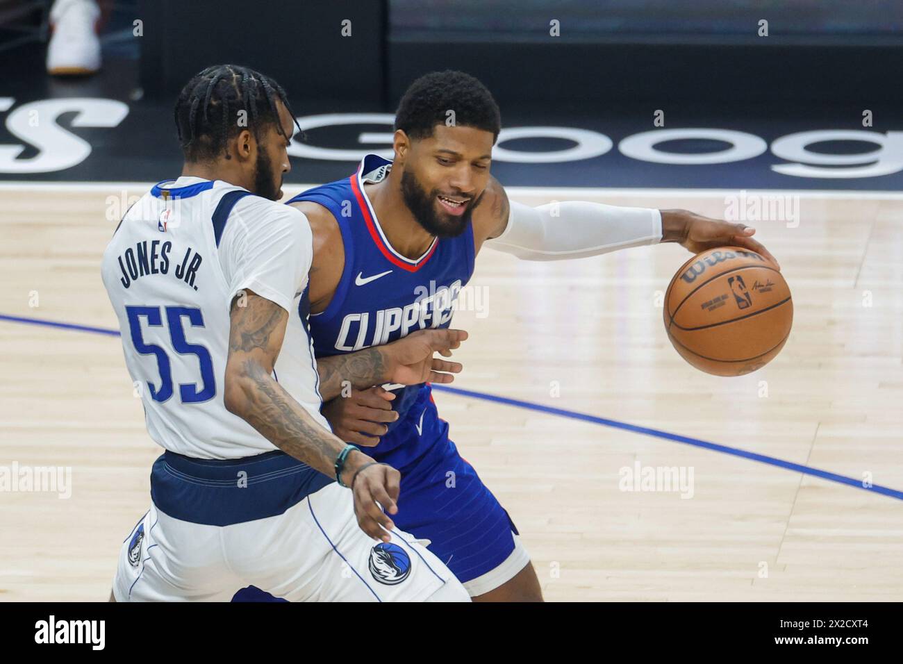 Los Angeles, Usa. April 2024. Paul George (R) der Los Angeles Clippers fährt gegen Derrick Jones Jr. der Dallas Mavericks (L) während einer NBA-Basketball-Playoffs Runde 1 in der Crypto.com Arena. Endergebnis: Clippers 109:97 Mavericks (Foto: Ringo Chiu/SOPA Images/SIPA USA) Credit: SIPA USA/Alamy Live News Stockfoto