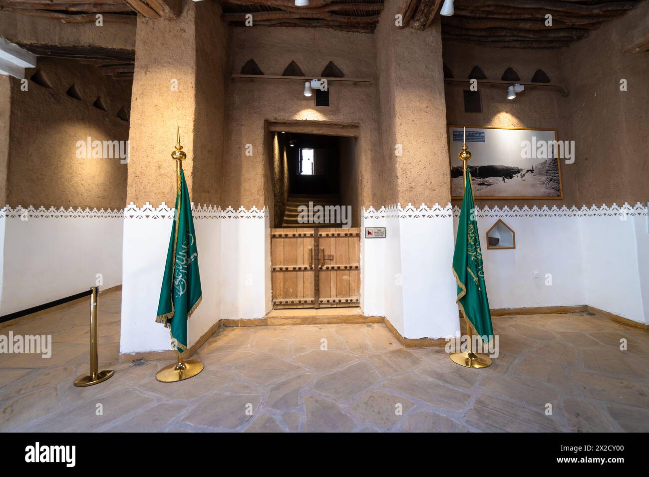 Riad, Saudi-Arabien - 10. Februar 2023: Nationalflaggen im Inneren des Masmak-Forts in der Altstadt von Riad in der Hauptstadt Saudi-Arabiens. Stockfoto