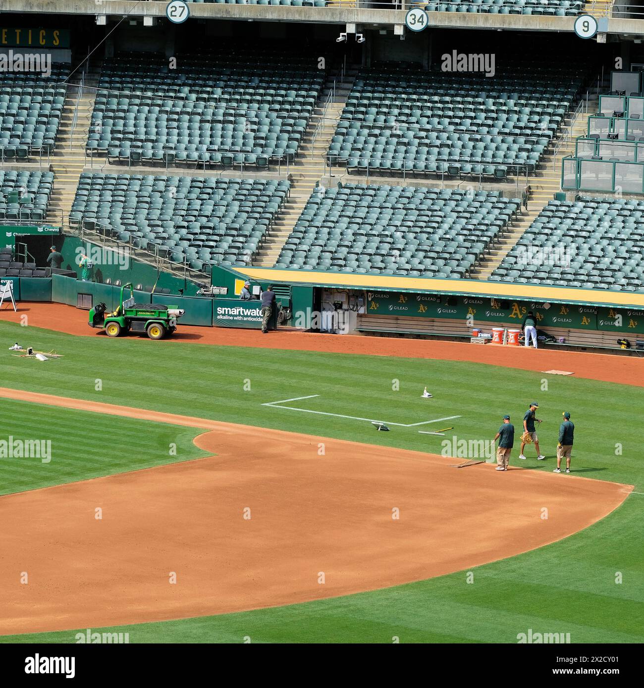 Groundcrew vor dem Spiel auf dem Ricky Henderson Field in Oakland Coliseum, dem Heimstadion des Major League Baseballteams der Oakland A, Kalifornien. Stockfoto