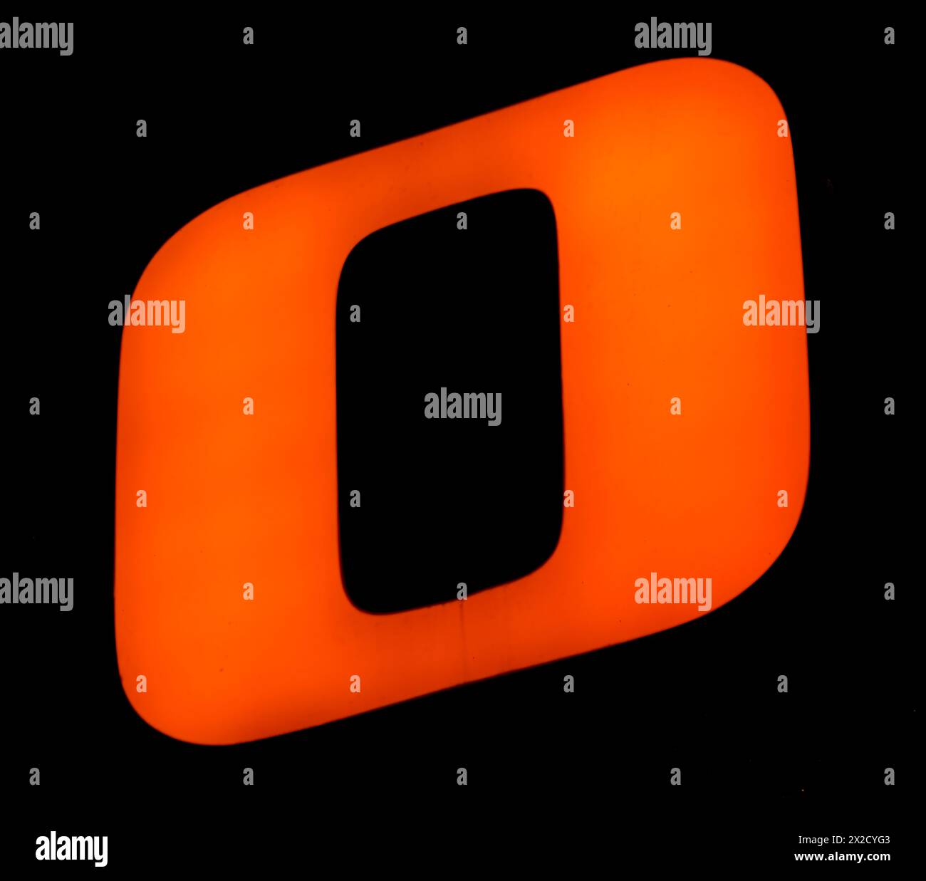 Das leuchtende orangefarbene „O“ in einer tiefen Leere fängt das Wesen von zeitgenössischem Design und Typografie ein Stockfoto