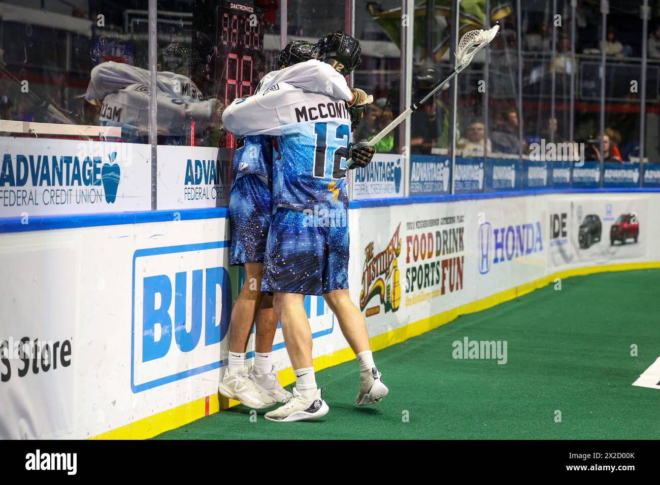 21. April 2024: Die Spieler von Rochester Knighthawks feiern ein Tor in einem Spiel gegen die Philadelphia Wings. Die Rochester Knighthawks veranstalteten die Philadelphia Wings am Marvel Super Hero Day in einem Spiel der National Lacrosse League in der Blue Cross Arena in Rochester, New York. (Jonathan Tenca/CSM) Stockfoto