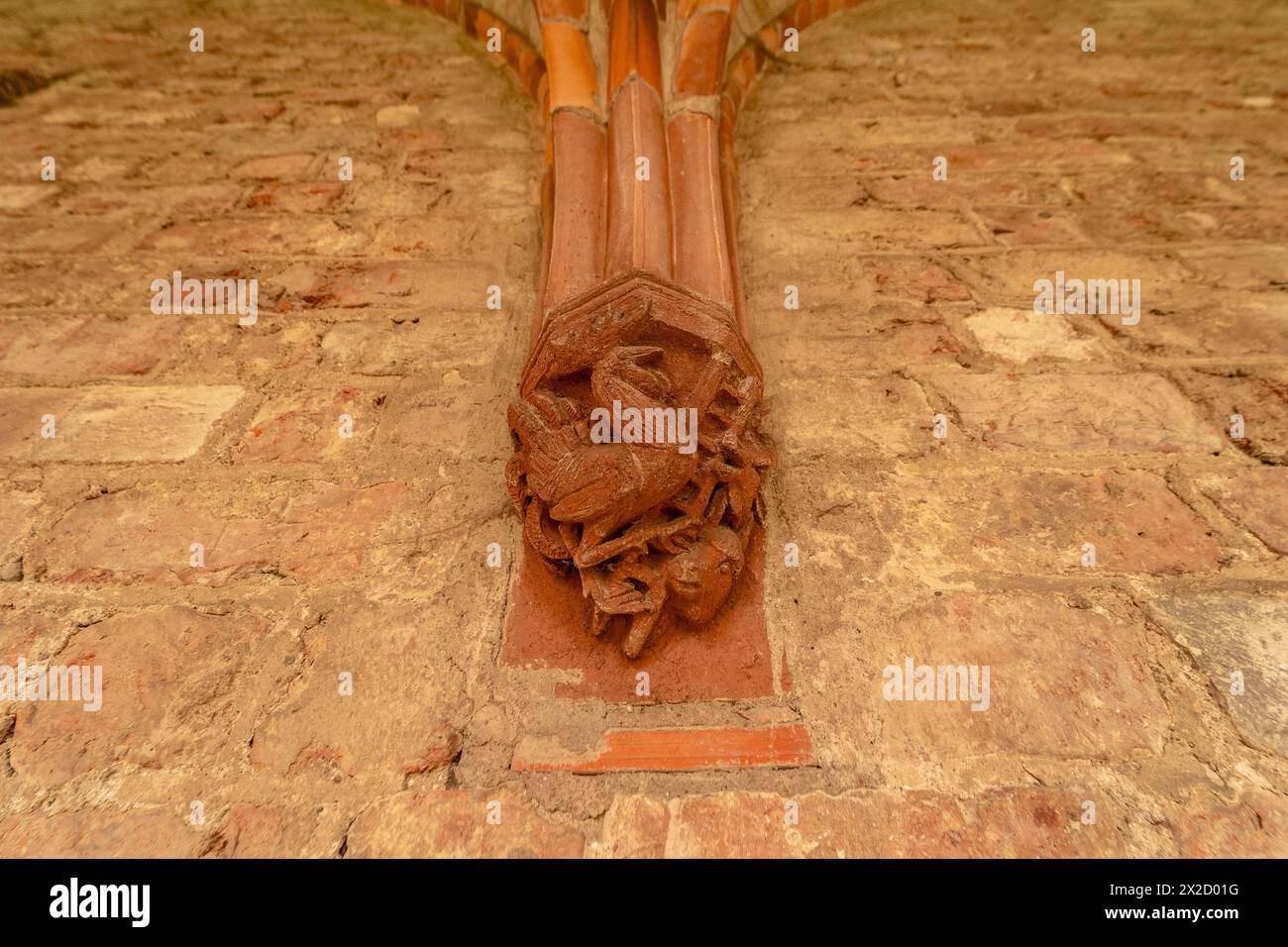 CHORIN, DEUTSCHLAND - 01. APRIL 2024: Dekoratives Element im Inneren des Klosters Chorin – ist eine ehemalige Zisterzienserabtei. Ein Beispiel gotischer Architektur Stockfoto