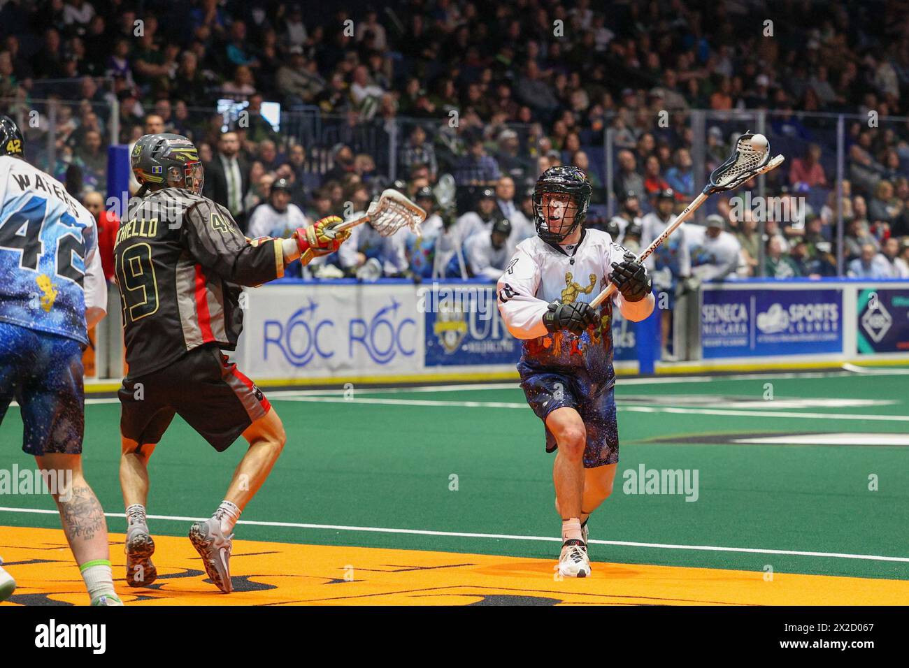 21. April 2024: Rochester Knighthawks Stürmer Connor Fields (10) läuft in einem Spiel gegen die Philadelphia Wings. Die Rochester Knighthawks veranstalteten die Philadelphia Wings am Marvel Super Hero Day in einem Spiel der National Lacrosse League in der Blue Cross Arena in Rochester, New York. (Jonathan Tenca/CSM) Stockfoto