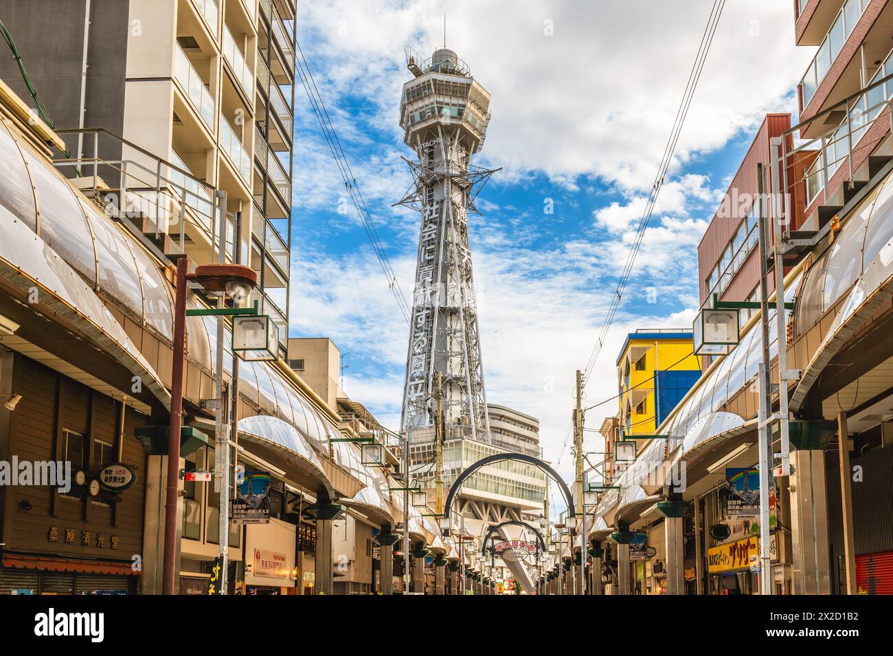 7. Oktober 2023: Straßenblick auf Shinsekai und Tsutenkaku-Turm in Osaka, Japan. Shinsekai, lit. New World ist ein Retro-Gebiet, das vor dem Krieg und dem Krieg entwickelt wurde Stockfoto