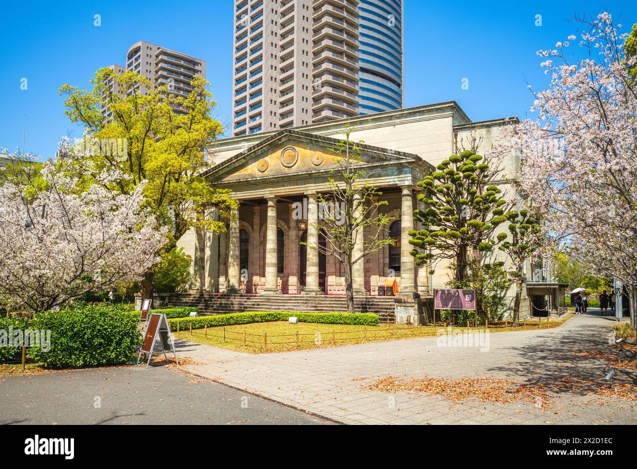 Old Sakuranomiya Public Hall, der Haupteingang der Alten Münze, in Osaka, Japan Stockfoto