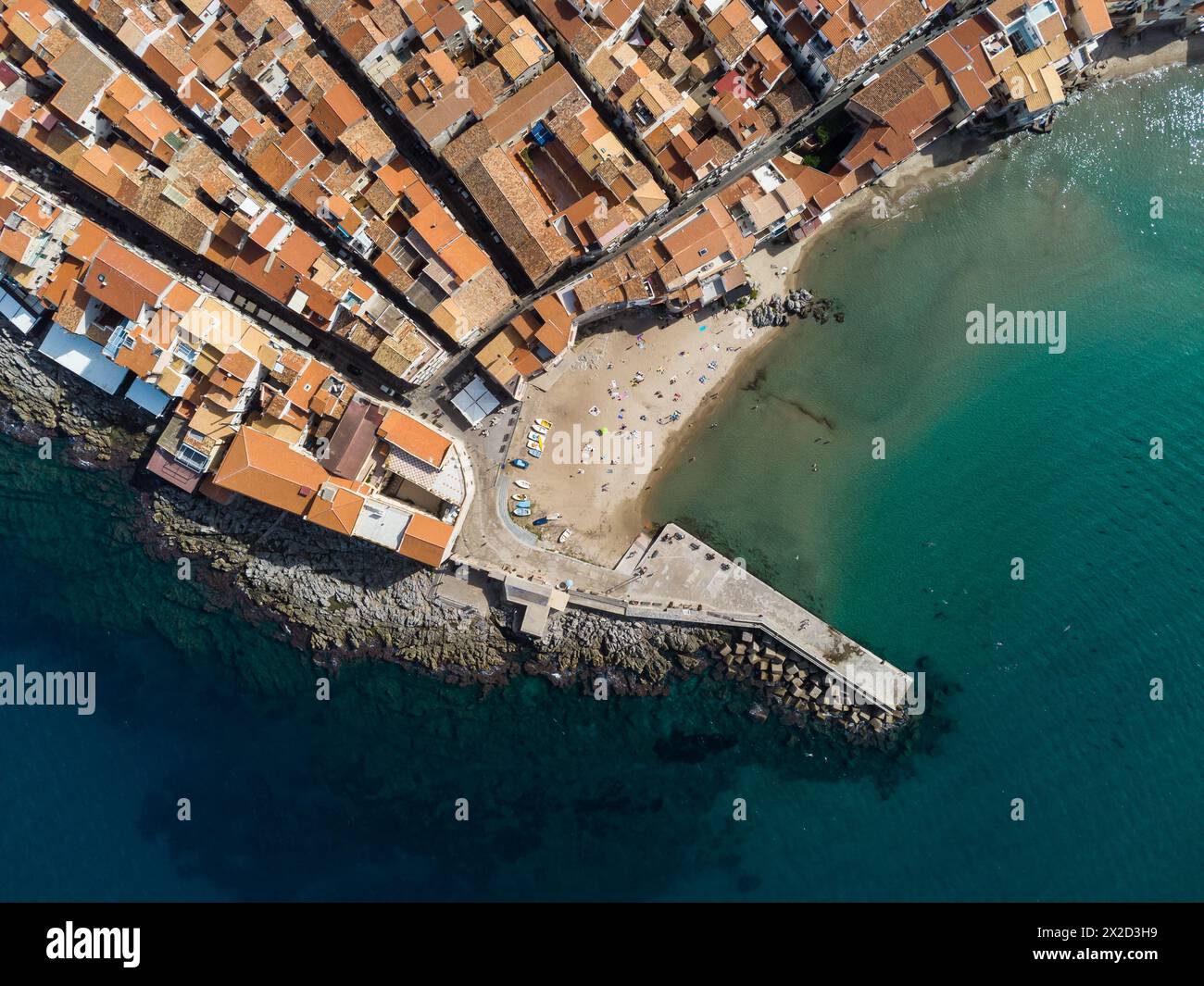 Cefalu, Italien: Blick von oben auf den Strand in der berühmten mittelalterlichen Altstadt von Cefalu in Sizilien, Italien. Die Stadt ist ein sehr beliebtes Sommerurlaubsziel Stockfoto