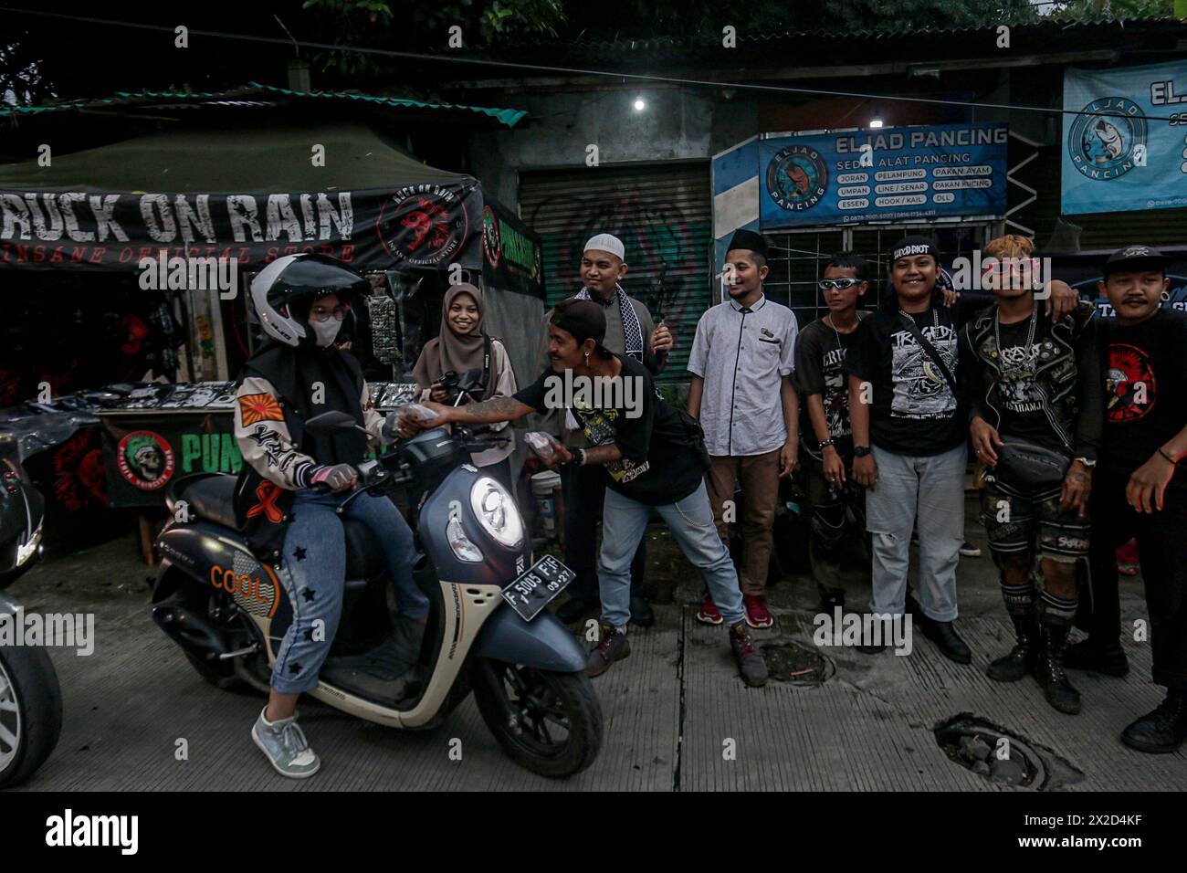 Mitglieder der Punk-Community in Bogor, West Java, Indonesien, geben Straßenbenutzern am 31. März 2024 Nahrung Stockfoto
