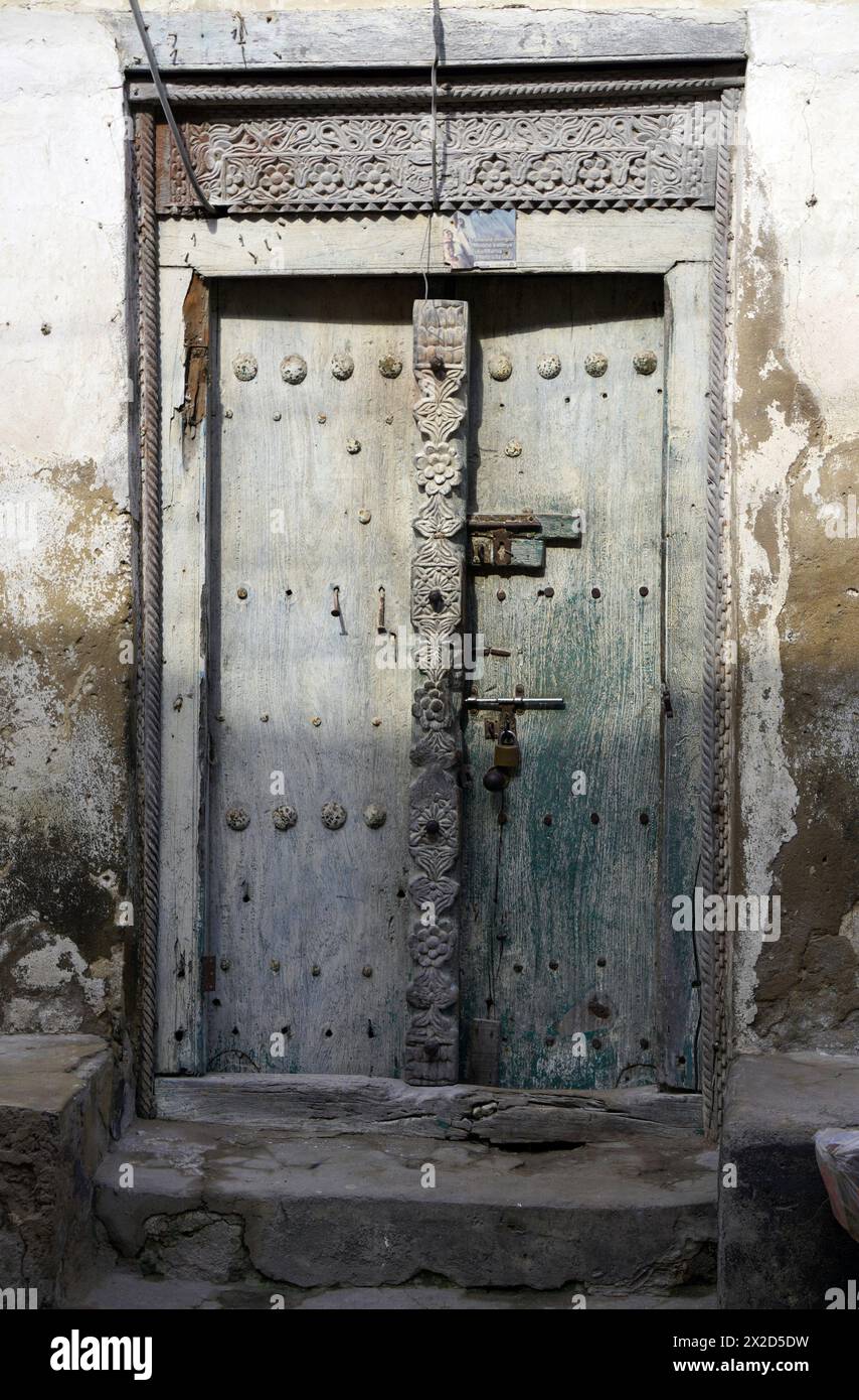 Aufwändig geschnitzte Holztür mit Metallknöpfen Stockfoto