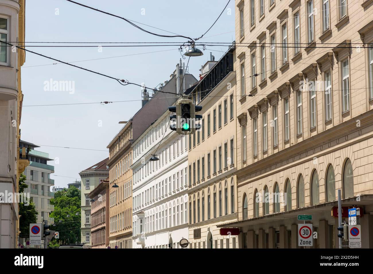 Ampel am Straßenkreuz in Wien Stockfoto