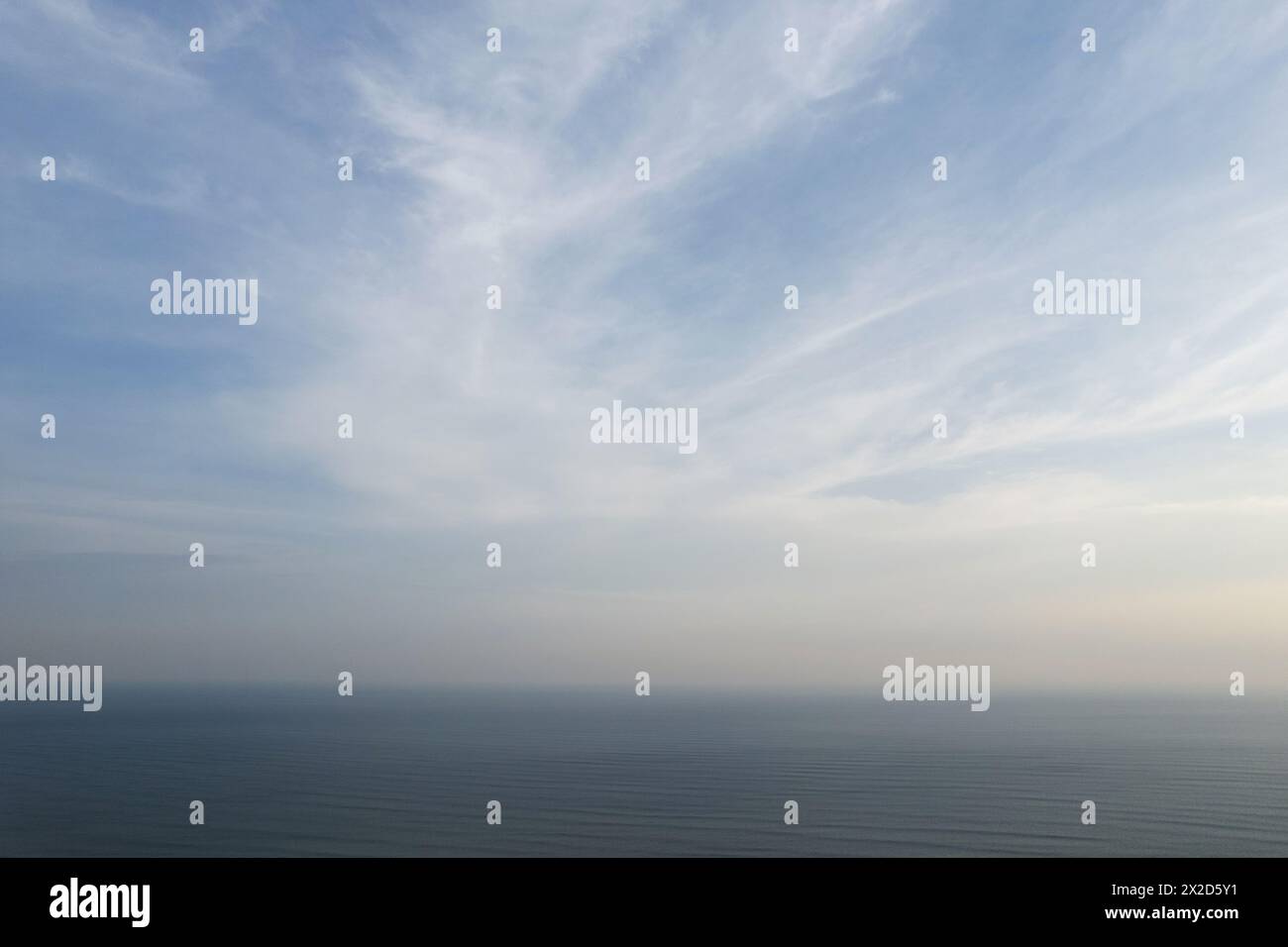 Ruhige Meereslandschaft mit Blick auf die blaue Himmelslinie aus der Luft Stockfoto Ruhige Meereslandschaft mit Blick auf die blaue Himmelslinie aus der Luft Stockfoto