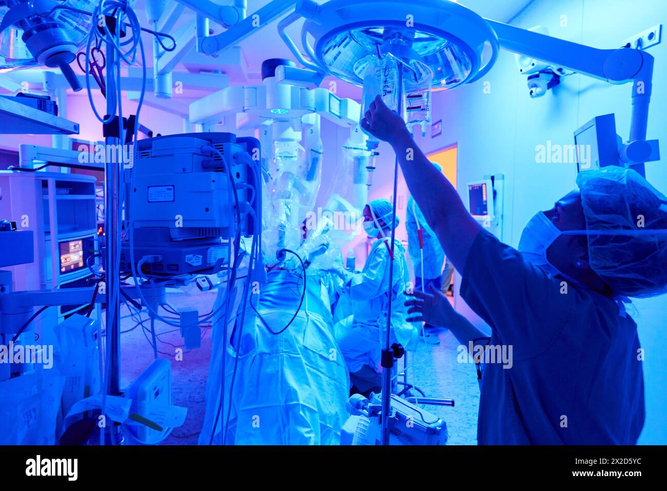Chirurgische Behandlung von Prostatakarzinom, radikale Prostatektomie, da Vinci Chirurgenroboter, Team von Chirurgen der Ärzte Madina & Azparren, Urologie, Chirurgie Stockfoto