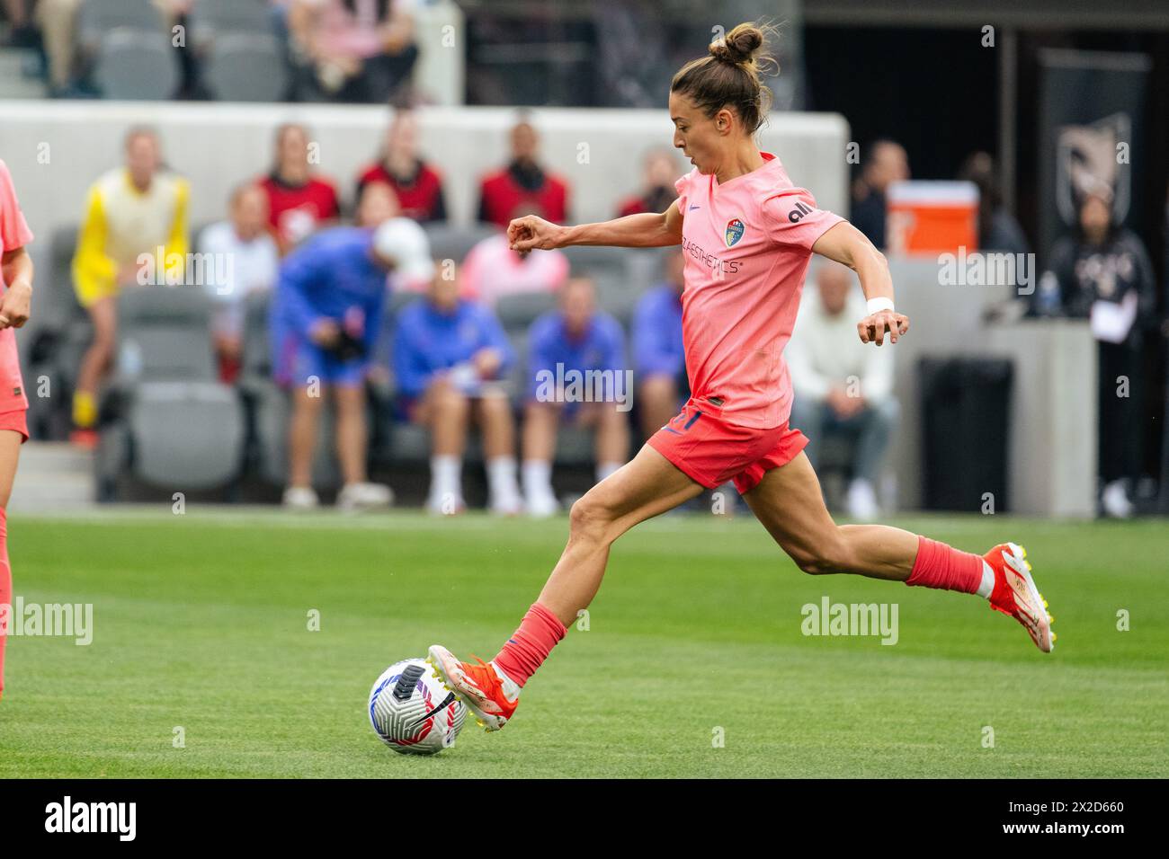 Los Angeles, USA. April 2024. Fußball: National Women's Soccer League, BMO Stadium Los Angeles, Angel City FC - Carolina Courage. Fußballnationalspieler Felicitas Rauch von Carolina Courage in Aktion. Quelle: Maximilian Haupt/dpa/Alamy Live News Stockfoto
