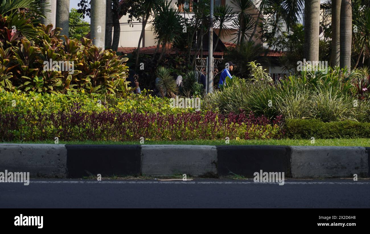 Pflaster mit schwarz-weißer Farbe am Morgen in der autofreien Tageszone von Malang Stockfoto