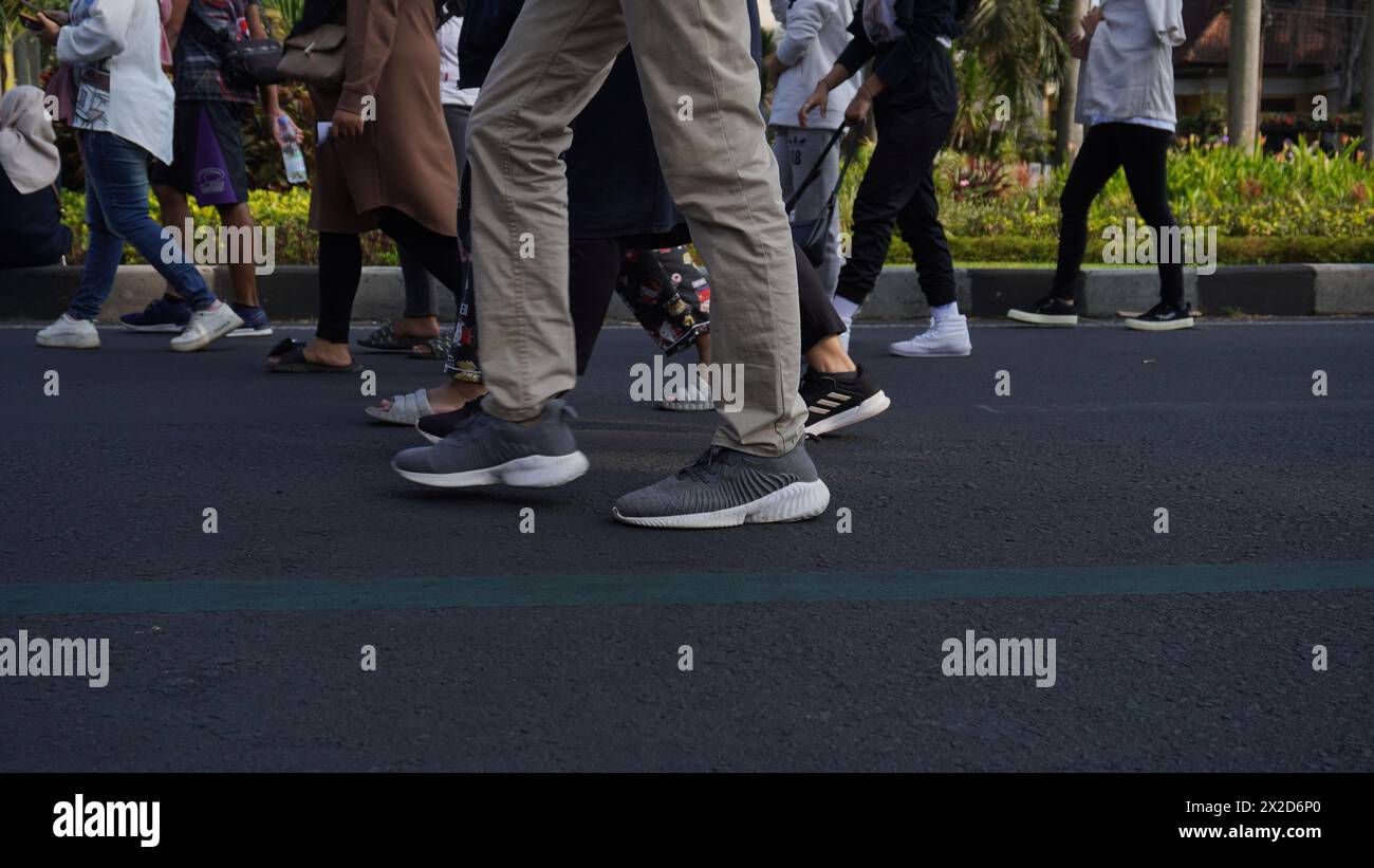 Fußstapfen von Menschen, die Schuhe tragen, wenn sie in der autofreien Tageszone Malang spazieren Stockfoto