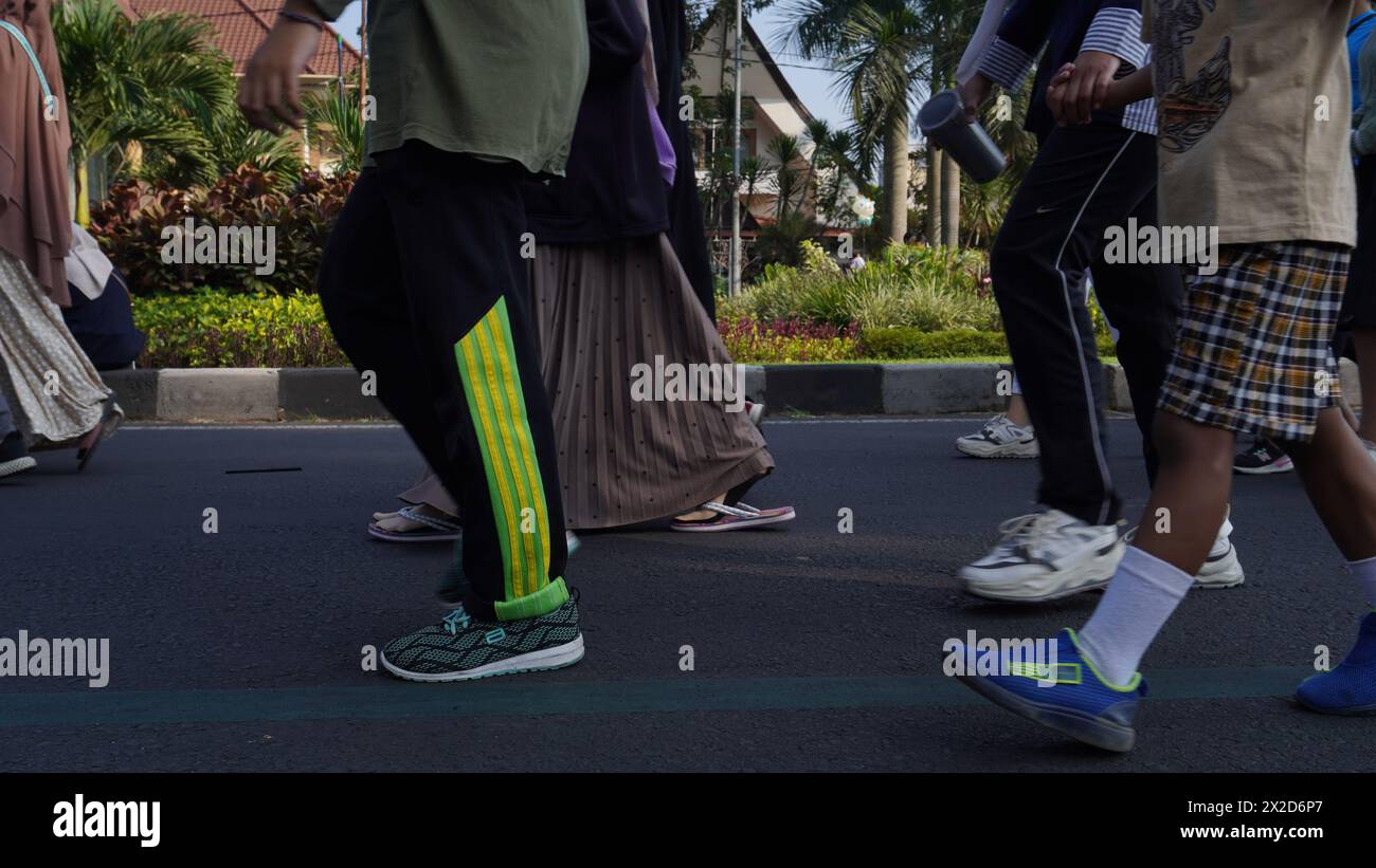 Fußstapfen von Menschen, die Schuhe tragen, wenn sie in der autofreien Tageszone Malang spazieren Stockfoto
