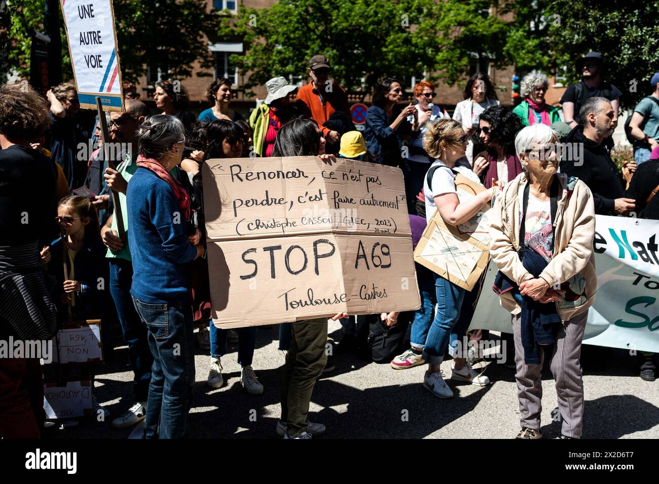 Toulouse, Frankreich. April 2024. Demonstranten halten ein Banner mit der Aufschrift "Aufgeben ist nicht verlieren, es macht Dinge anders von Christophe Cassou, GIEC, Stop A69 Toulouse - Castres" während einer Demonstration, die von GNSA, Greenpeace, dem Kollektiv La Voie EST Libre, Extinction Rébellion und mehreren linken oder Umweltschützern aufgerufen wurde. wurde in der Präfektur Haute-Garonne erklärt. Gegen das Autobahnprojekt A69 zwischen Toulouse und Castres in Toulouse, Südwestfrankreich, am 21. April 2024. Foto: Alexis Jumeau/ABACAPRESS.COM Credit: Abaca Press/Alamy Live News Stockfoto