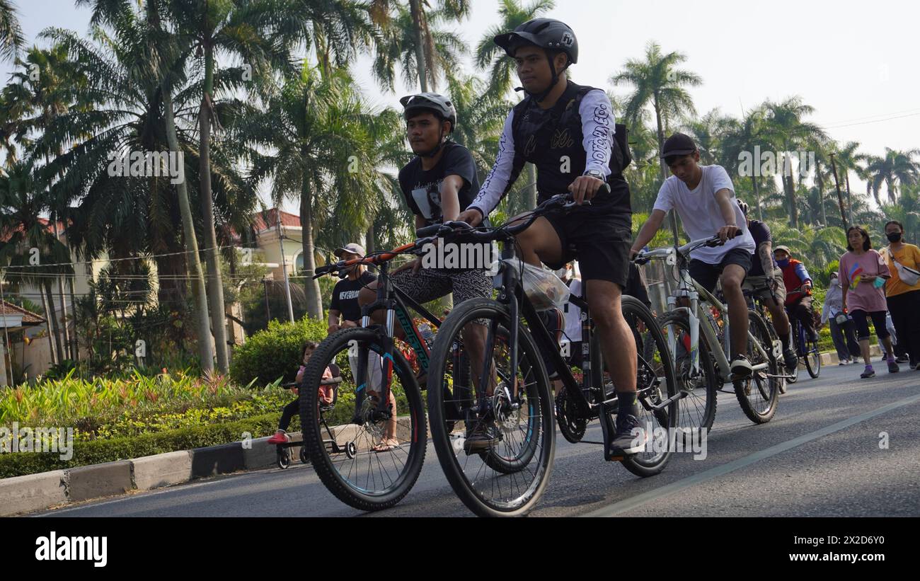 Eine Gruppe von Radfahrern radelt am Sonntagmorgen auf dem autofreien Tag Malang Stockfoto