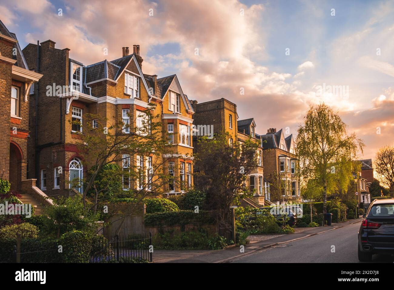 Blick auf die traditionelle Wohnstraße in der englischen Stadt bei Sonnenuntergang Stockfoto