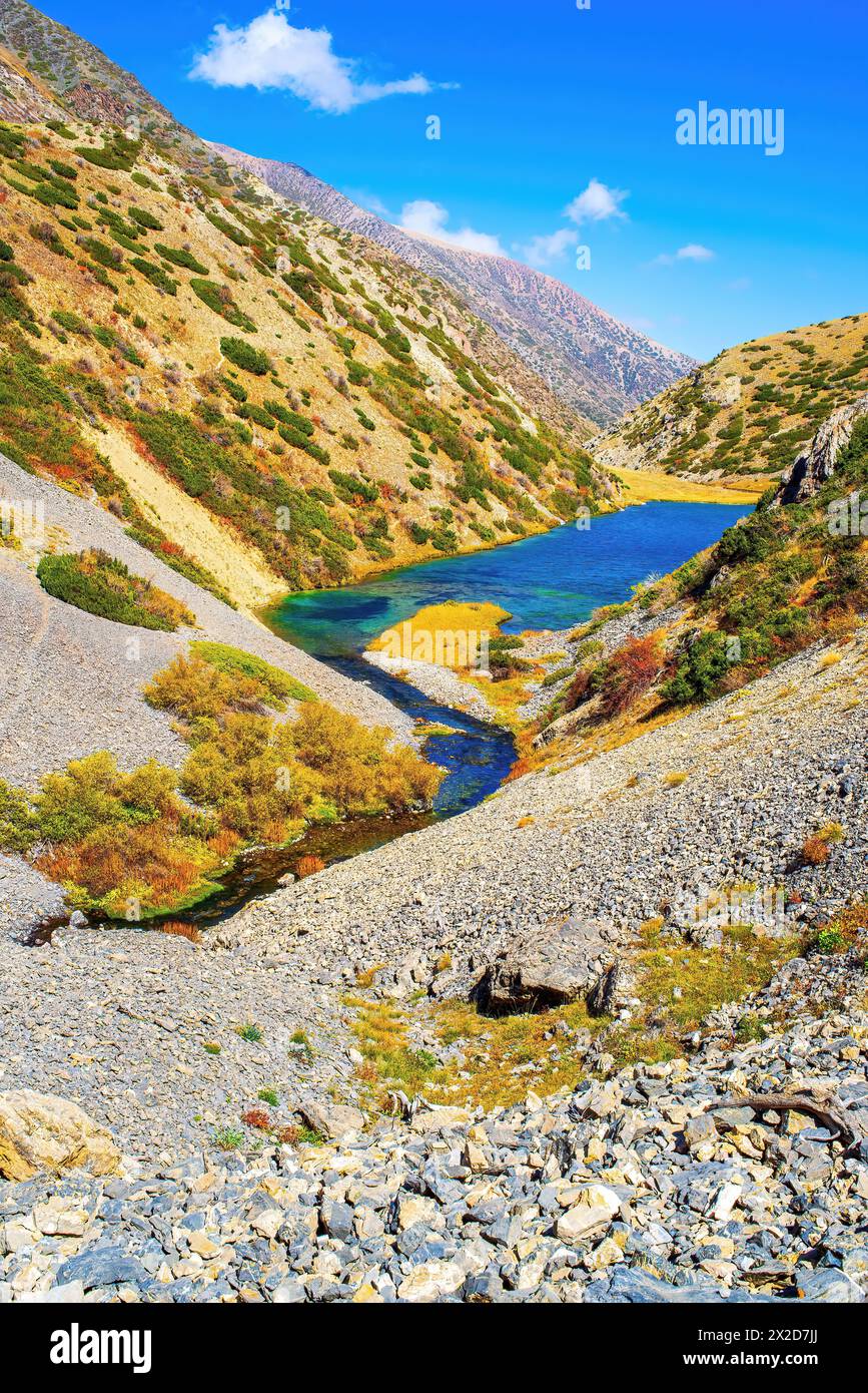 Bergsee Koksay im Aksu-Zhabagly Naturreservat. Der Koksay-See liegt im Tien Shan-Gebirge im Süden Kasachstans Stockfoto