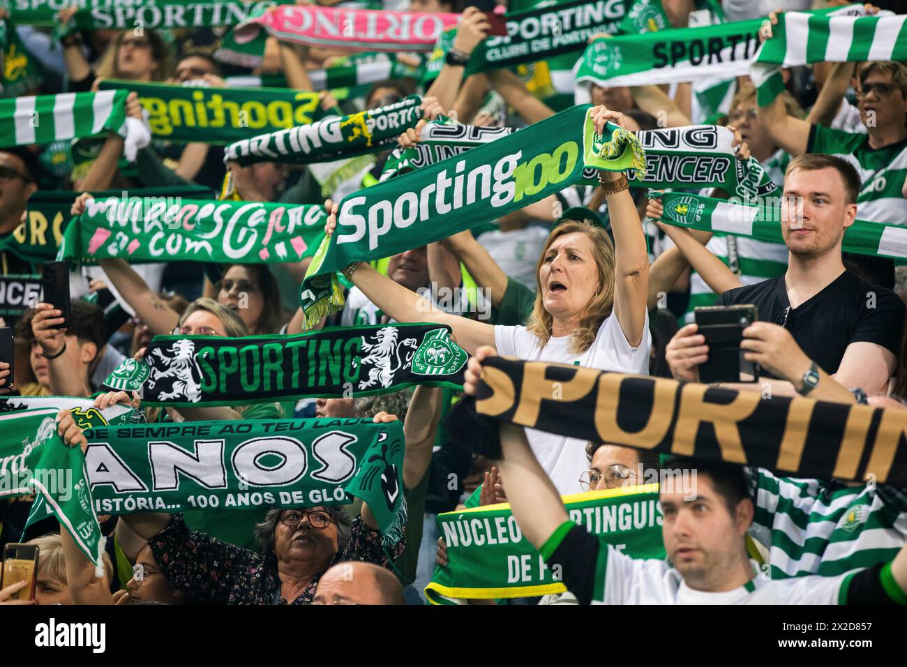 Lissabon, Portugal. April 2024. Sporting CP Fans halten Schals während des Liga Portugal Betclic Fußballspiels zwischen Sporting CP und Vitoria SC im Alvalade Stadium. (Endnote: Sporting CP 3 - 0 Vitoria SC) (Foto: Hugo Amaral/SOPA Images/SIPA USA) Credit: SIPA USA/Alamy Live News Stockfoto