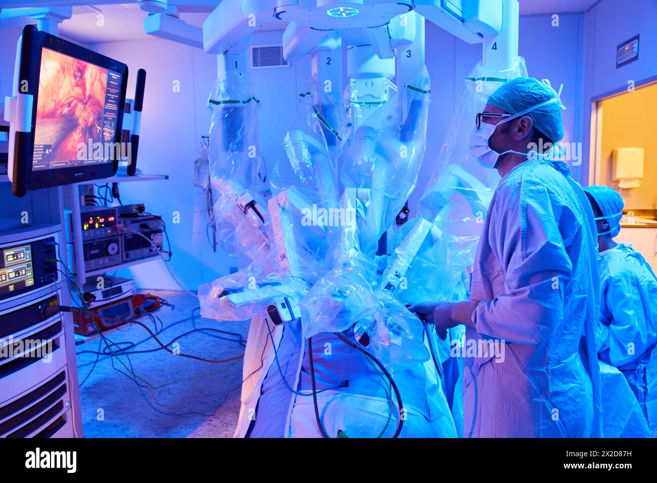 Chirurgische Behandlung von Prostatakarzinom, radikale Prostatektomie, da Vinci Chirurgenroboter, Team von Chirurgen der Ärzte Madina & Azparren, Urologie, Chirurgie Stockfoto