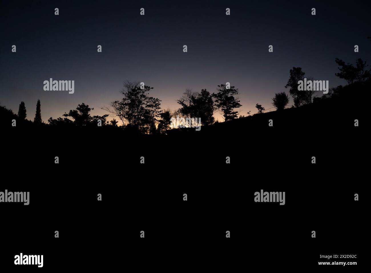 Landschaft Silhouette am Morgen vor Sonnenaufgang Stockfoto
