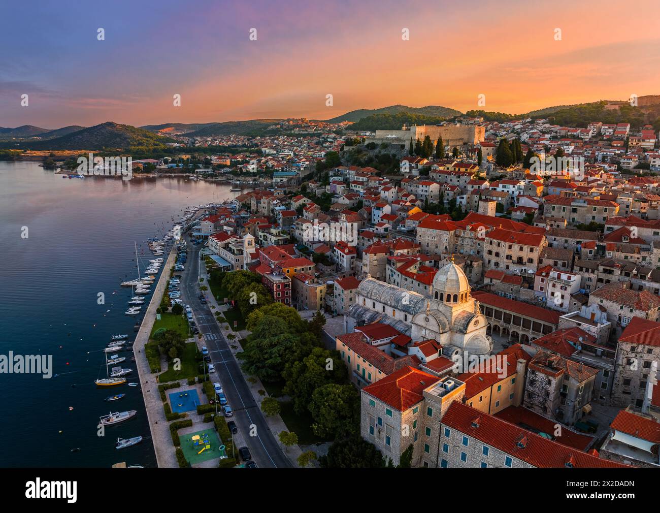 Sibenik, Kroatien - aus der Vogelperspektive auf die mediterrane Altstadt von Sibenik an einem sonnigen Sommermorgen mit der Kathedrale St. Jakob, Festung St. Michae Stockfoto