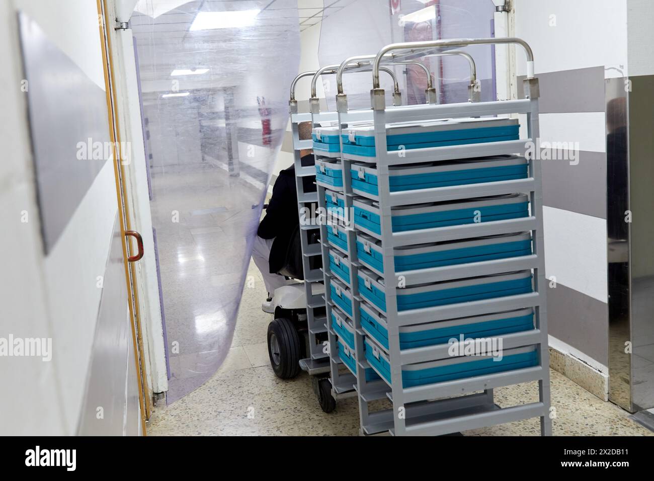 Auto die Tabletts mit Essen, Krankenhaus Donostia, San Sebastian, Gipuzkoa, Baskenland Stockfoto