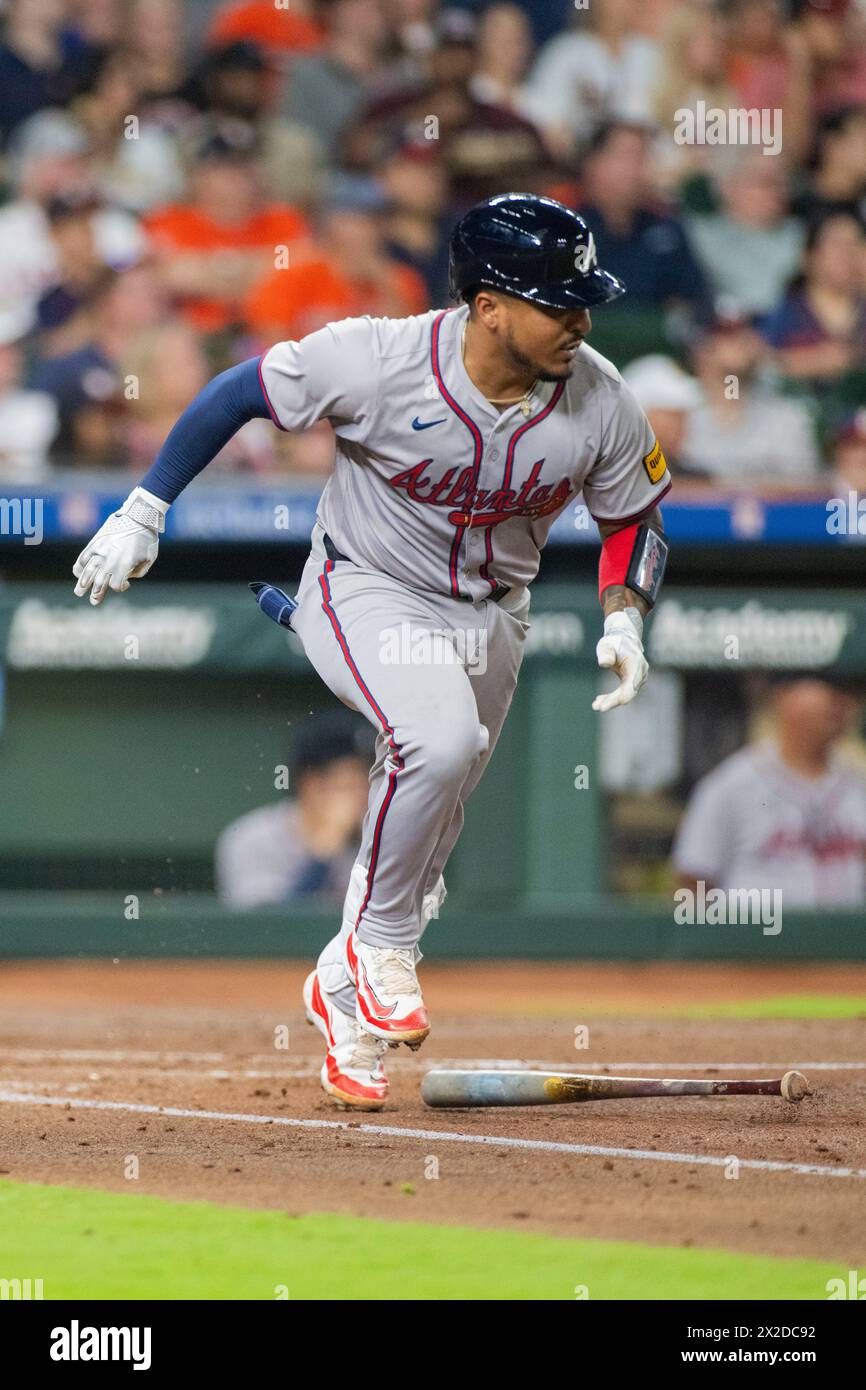 Der Atlanta Braves-Catcher CHADWICK TROMP (45) läuft während des MLB-Baseballspiels zwischen den Atlanta Braves und den Houston Astros im April zur ersten Base Stockfoto