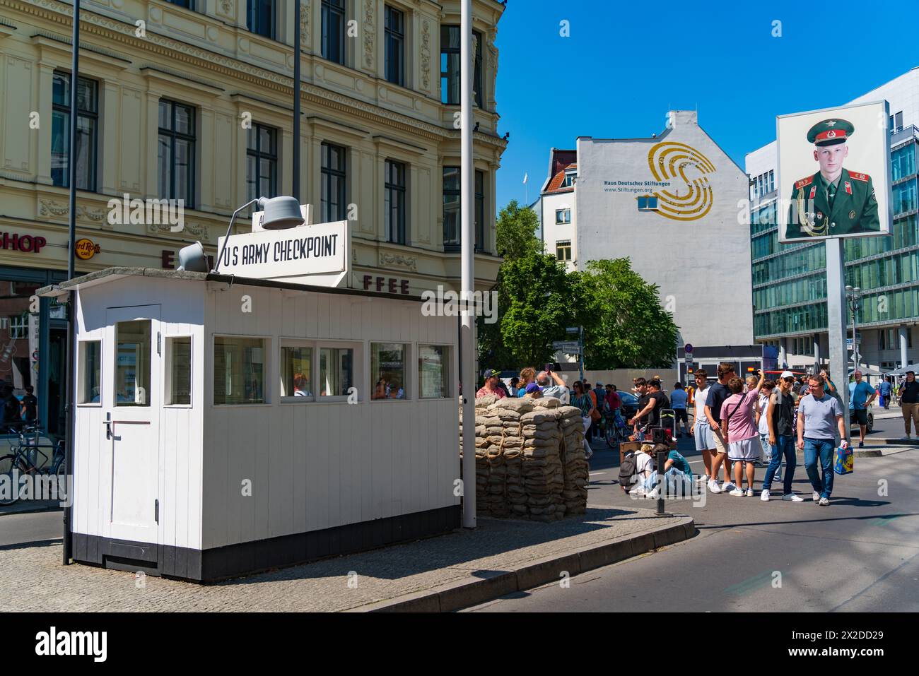 Checkpoint Charlie, ein Symbol des Kalten Krieges in Berlin Stockfoto