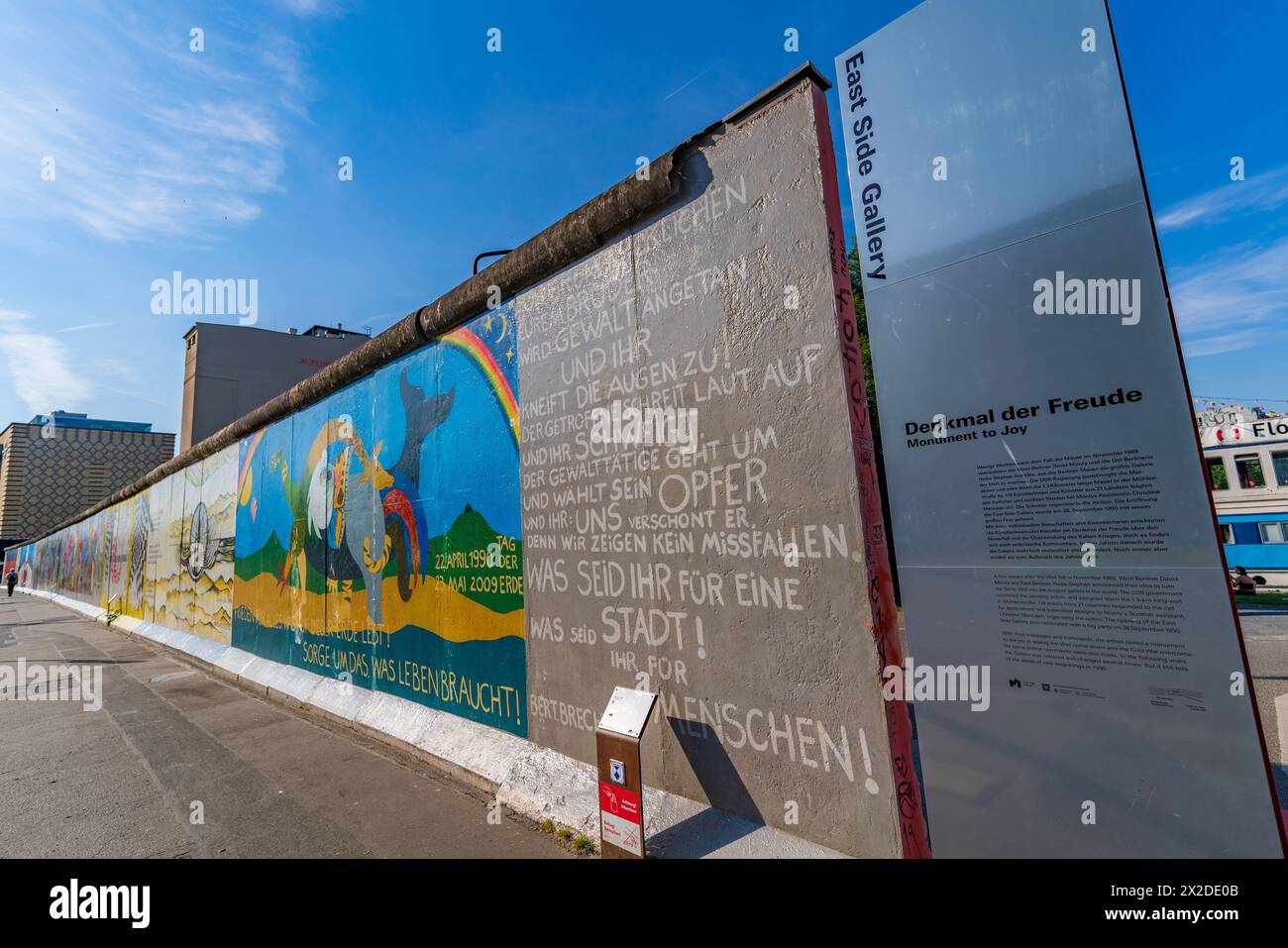 Kunstwerke in der East Side Gallery in Berlin Stockfoto