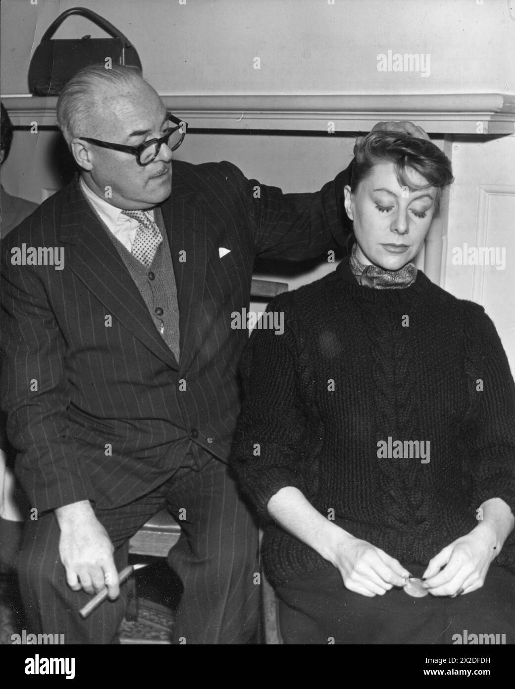 Warne-Beresford, Thomas, britischer Psychiater, während der Hypnose-Sitzung mit der werdenden Mutter, ADDITIONAL-RIGHTS-CLEARANCE-INFO-NOT-AVAILABLE Stockfoto