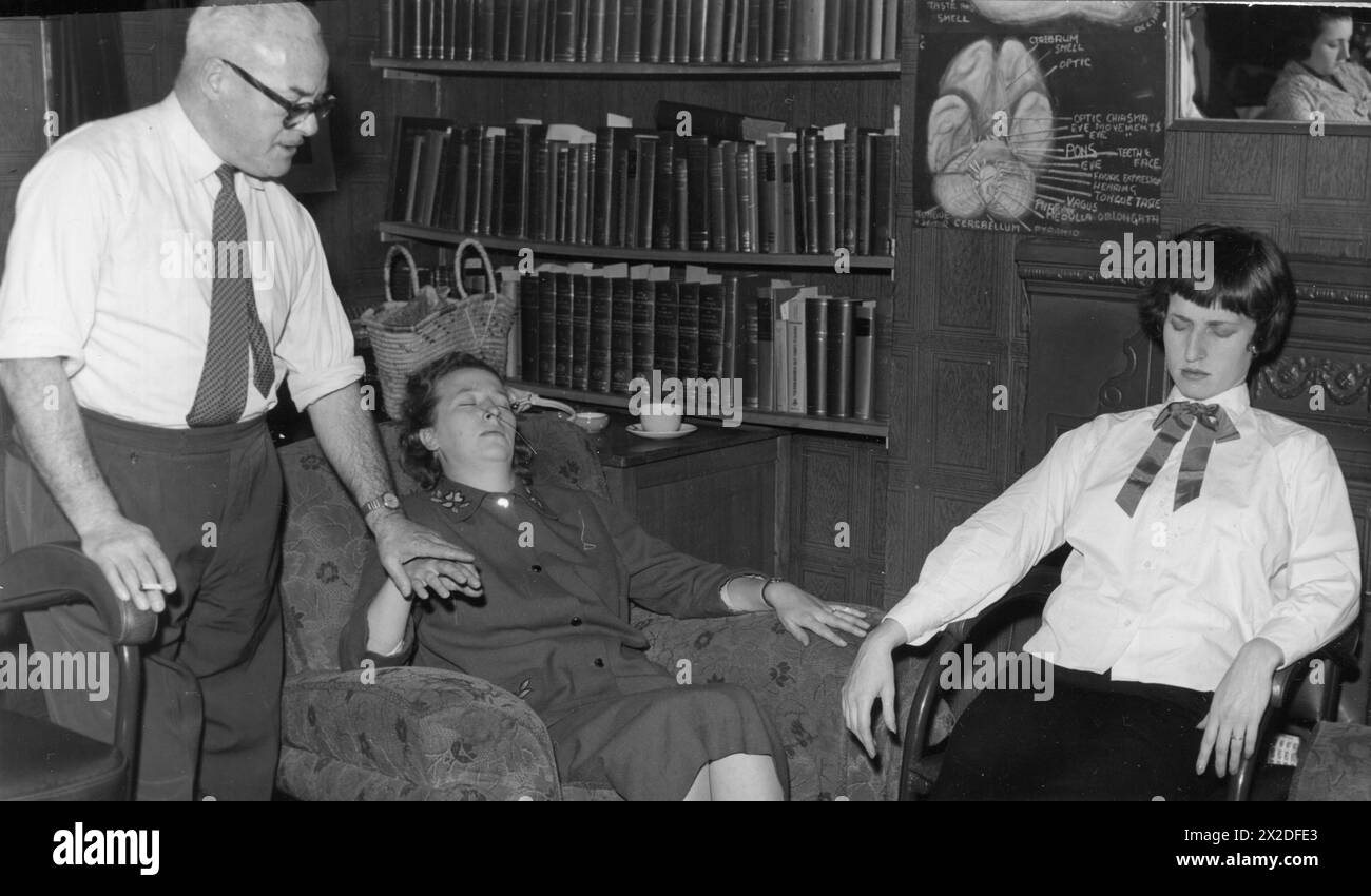 Warne-Beresford, Thomas, britischer Psychiater, während der Hypnose-Sitzung mit werdenden Müttern, ADDITIONAL-RIGHTS-CLEARANCE-INFO-NOT-AVAILABLE Stockfoto
