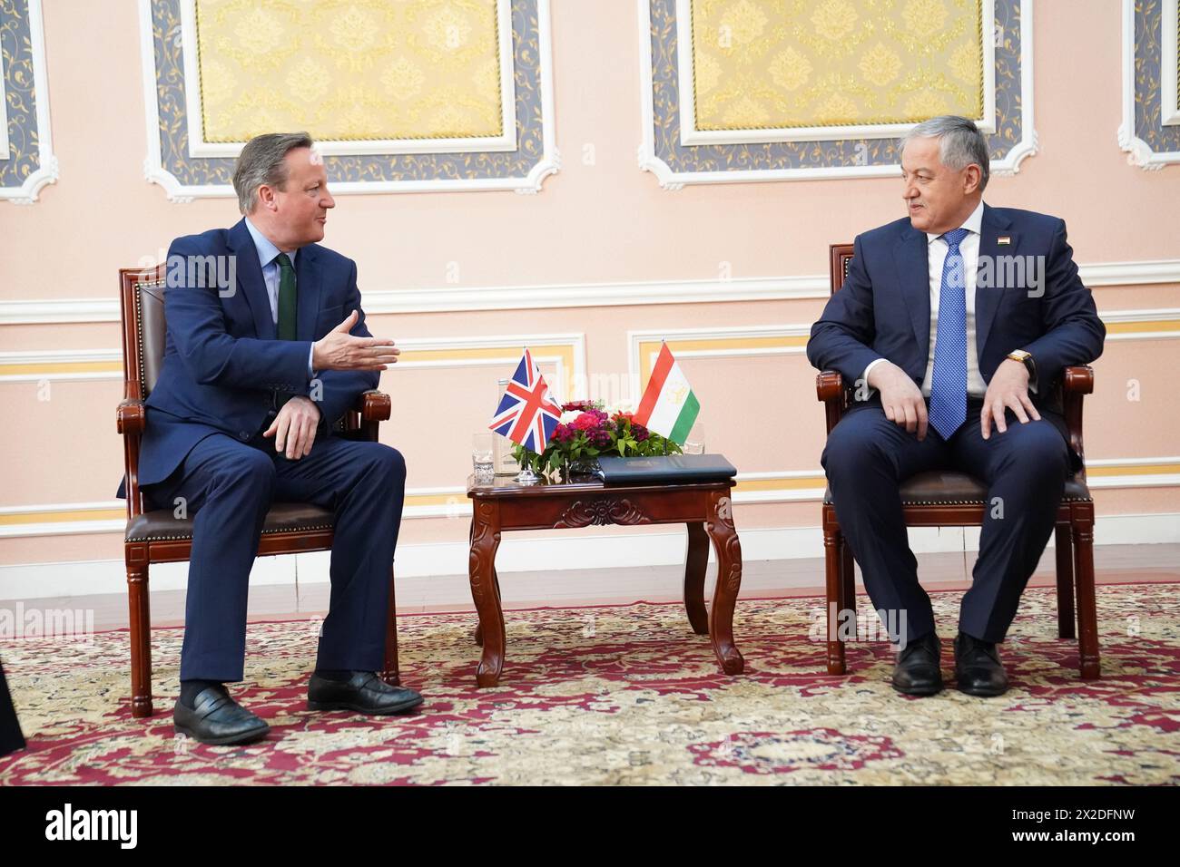 Außenminister David Cameron trifft Außenminister Sirojiddin Muhriddin im Außenministerium in Duschanbe, während er Tadschikistan während seiner fünftägigen Reise durch Zentralasien besucht. Bilddatum: Montag, 22. April 2024. Stockfoto