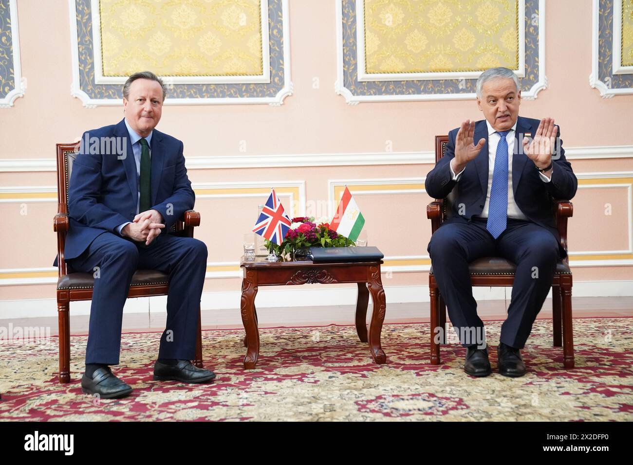 Außenminister David Cameron trifft Außenminister Sirojiddin Muhriddin im Außenministerium in Duschanbe, während er Tadschikistan während seiner fünftägigen Reise durch Zentralasien besucht. Bilddatum: Montag, 22. April 2024. Stockfoto
